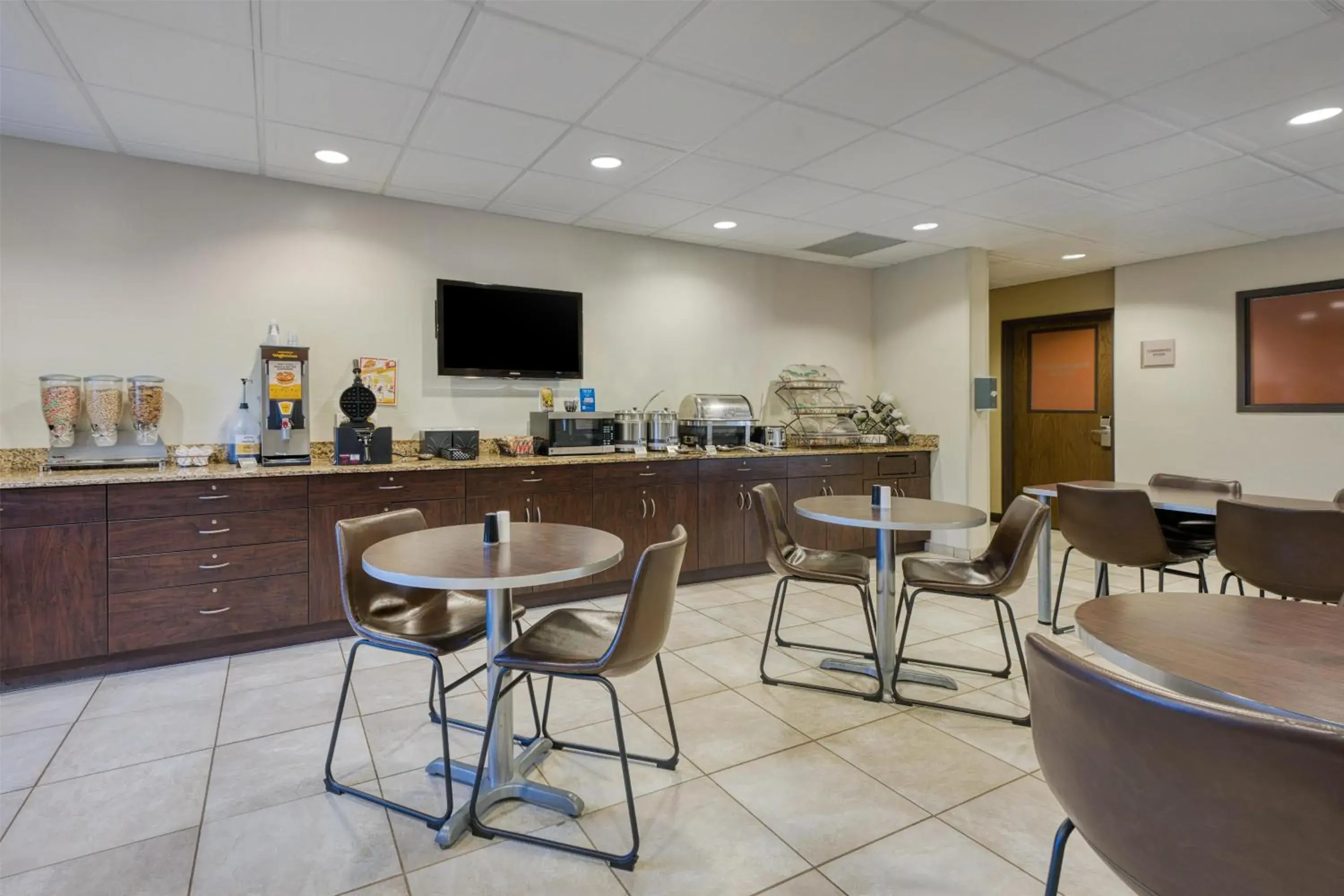 Breakfast in SureStay Plus Hotel by Best Western Buckhannon Breakfast in SureStay Plus Hotel by Best Western Buckhannon