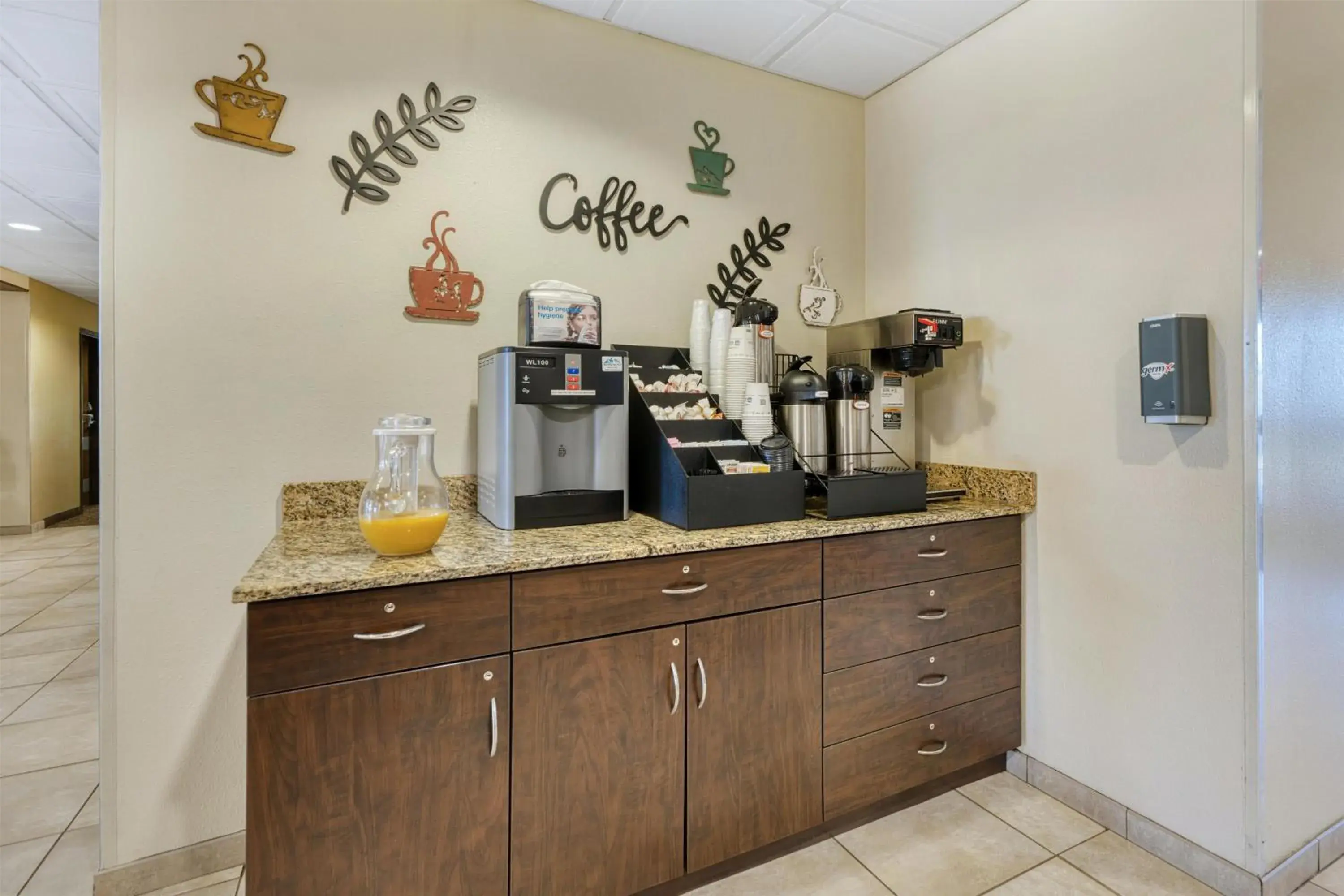 Lounge or bar in SureStay Plus Hotel by Best Western Buckhannon Lounge or bar in SureStay Plus Hotel by Best Western Buckhannon