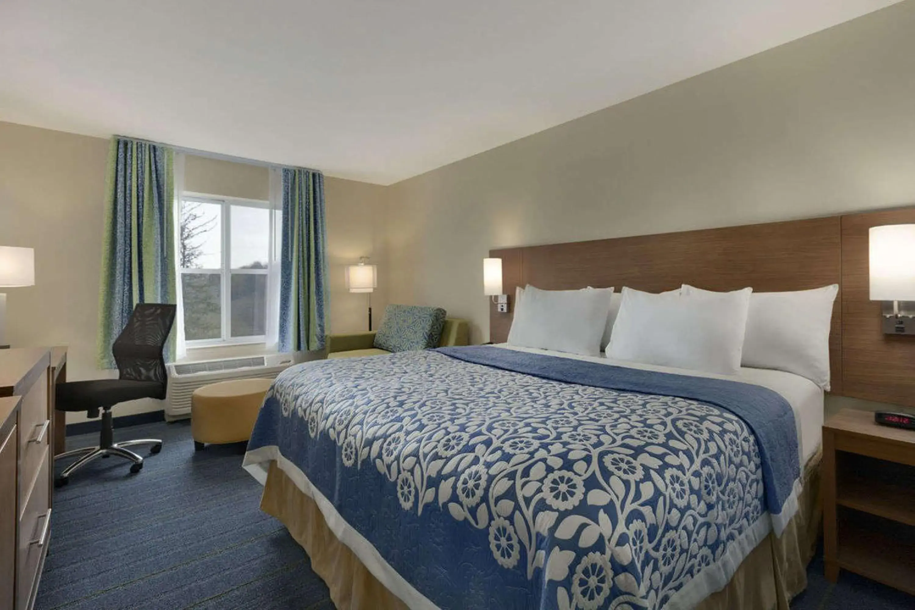 Bed in Days Inn & Suites by Wyndham Altoona Bed in Days Inn & Suites by Wyndham Altoona