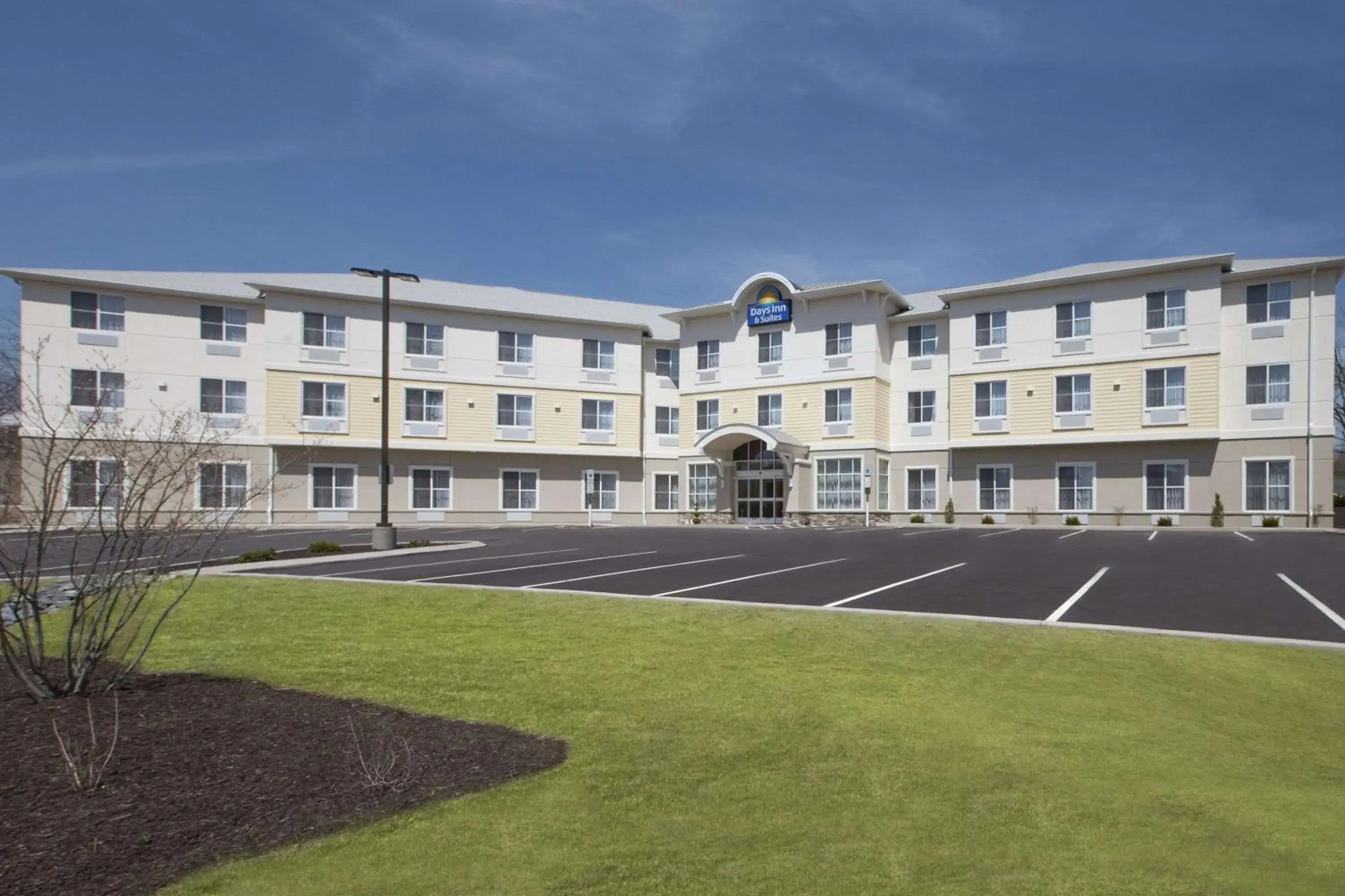 Property building in Days Inn & Suites by Wyndham Altoona Property building in Days Inn & Suites by Wyndham Altoona