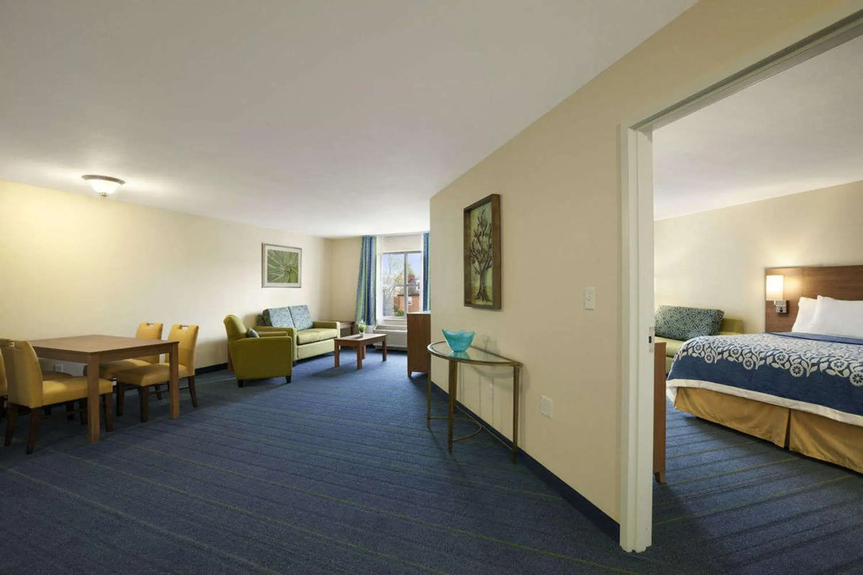Living room, Bed in Days Inn & Suites by Wyndham Altoona Living room, Bed in Days Inn & Suites by Wyndham Altoona