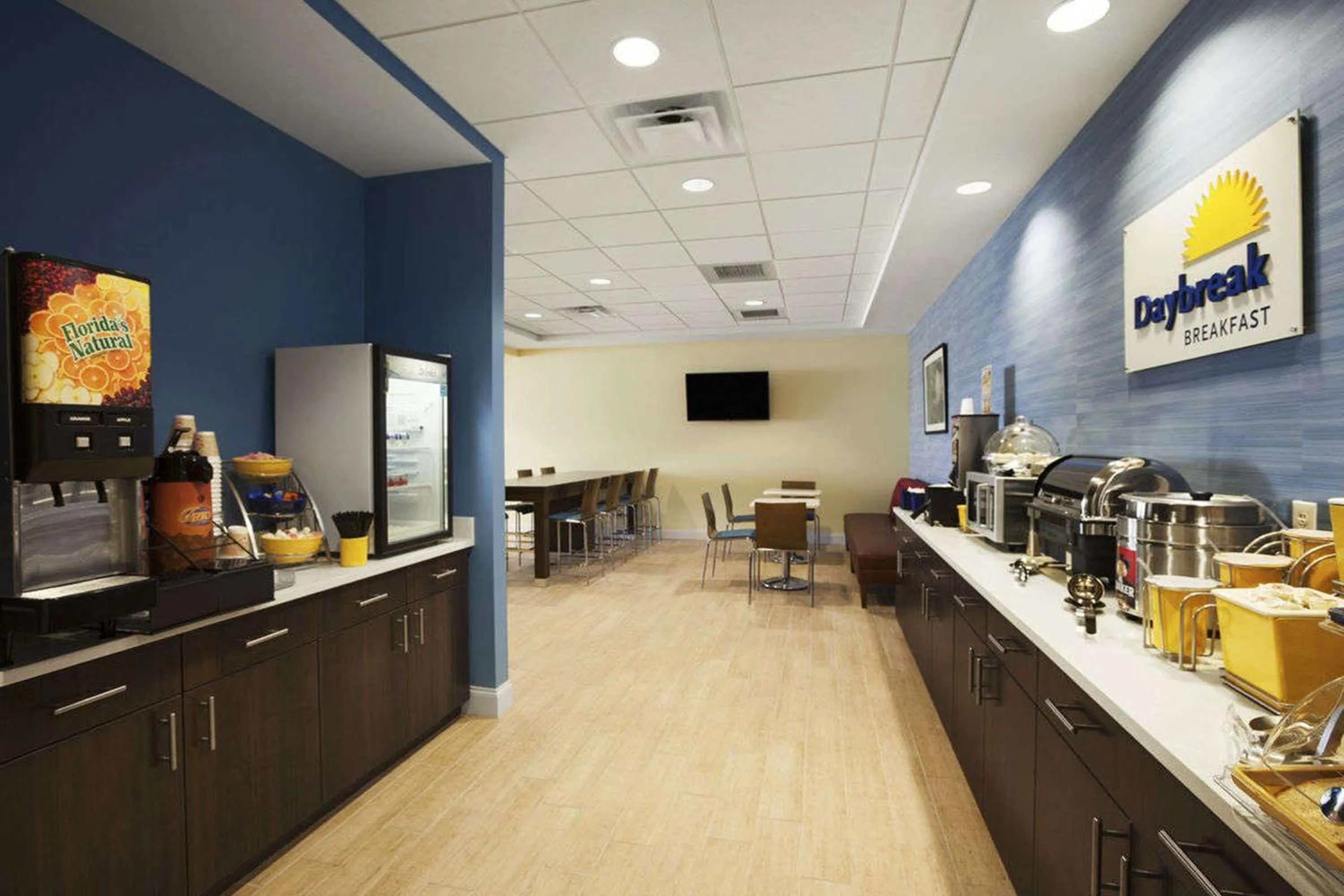 Communal kitchen in Days Inn & Suites by Wyndham Altoona