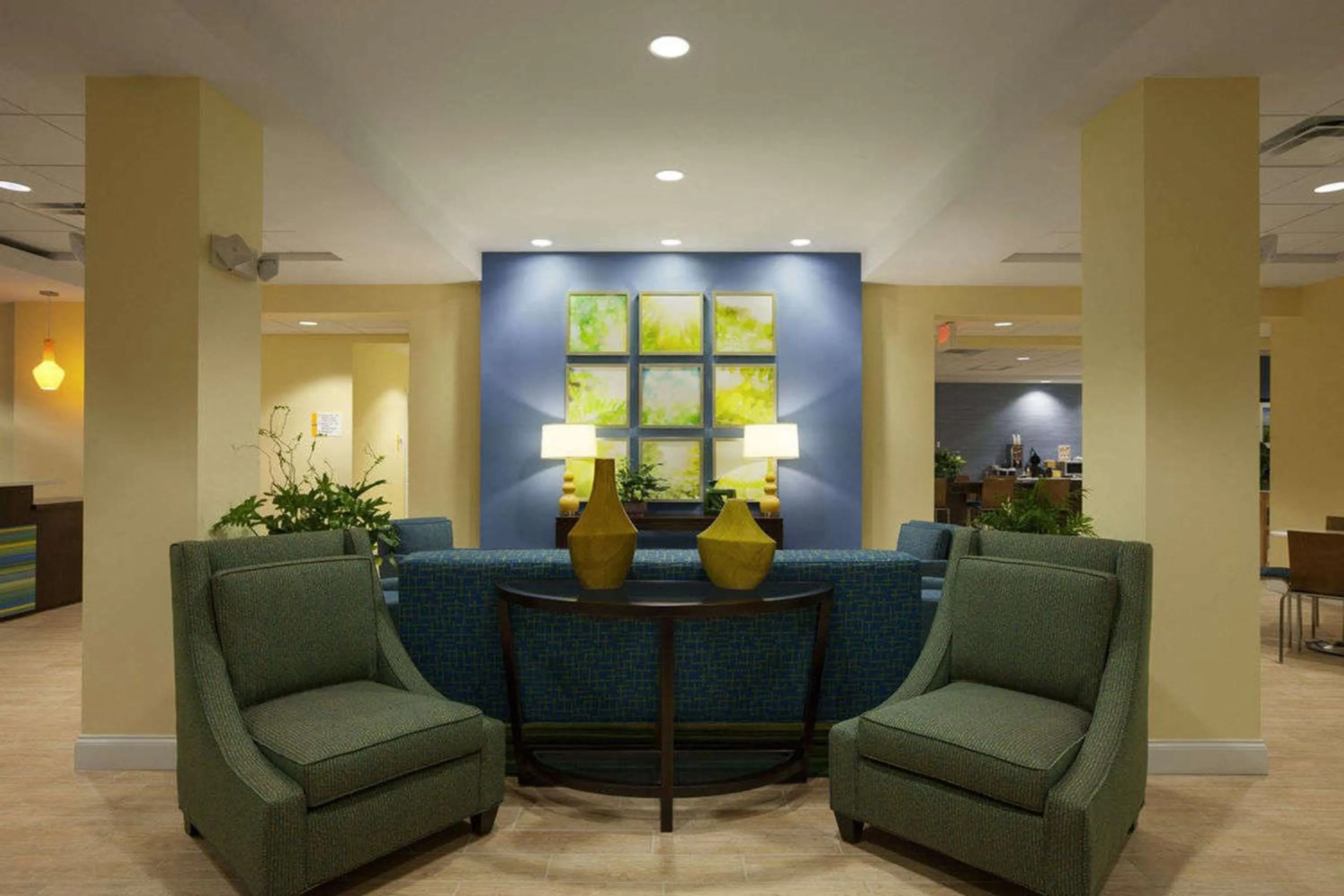 Communal lounge/ TV room in Days Inn & Suites by Wyndham Altoona