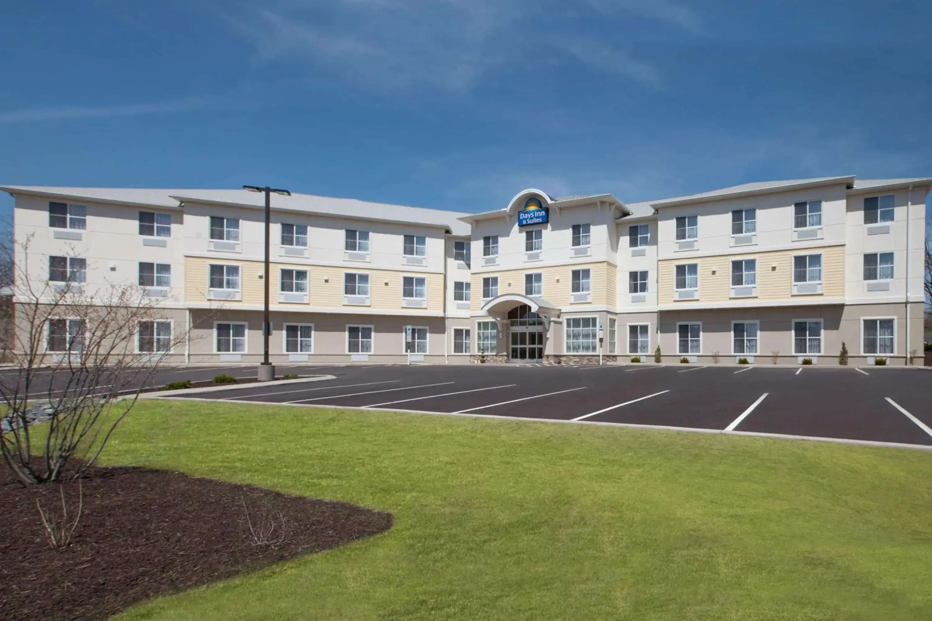Property building in Days Inn & Suites by Wyndham Altoona Property building in Days Inn & Suites by Wyndham Altoona