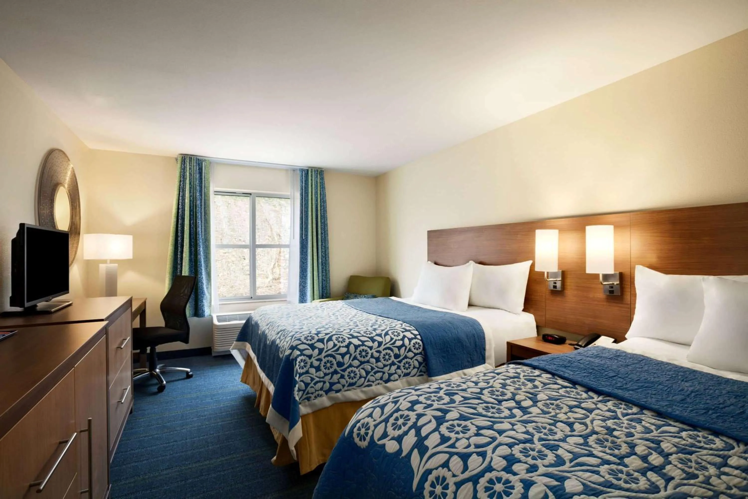 Photo of the whole room, Bed in Days Inn & Suites by Wyndham Altoona