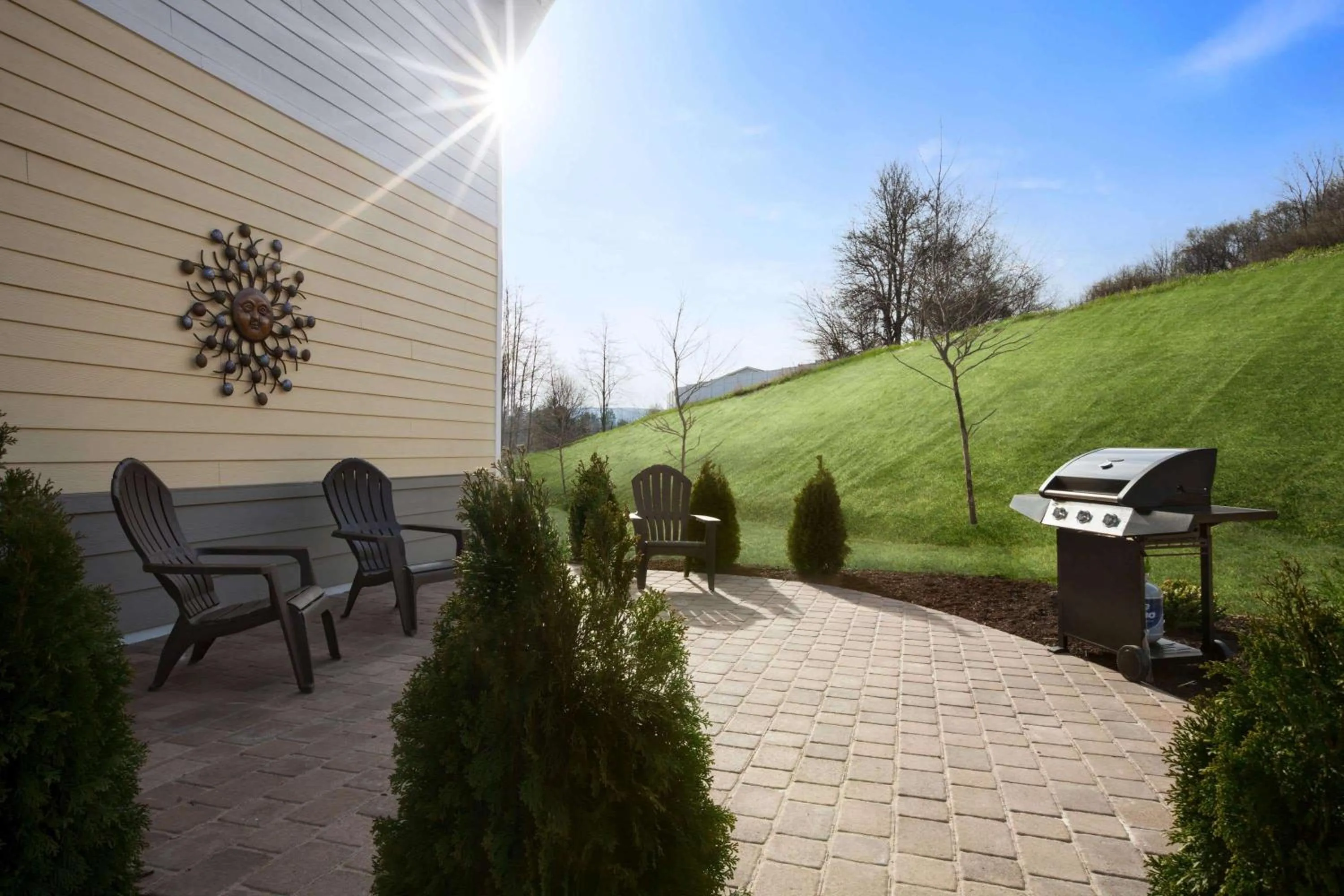 Patio in Days Inn & Suites by Wyndham Altoona