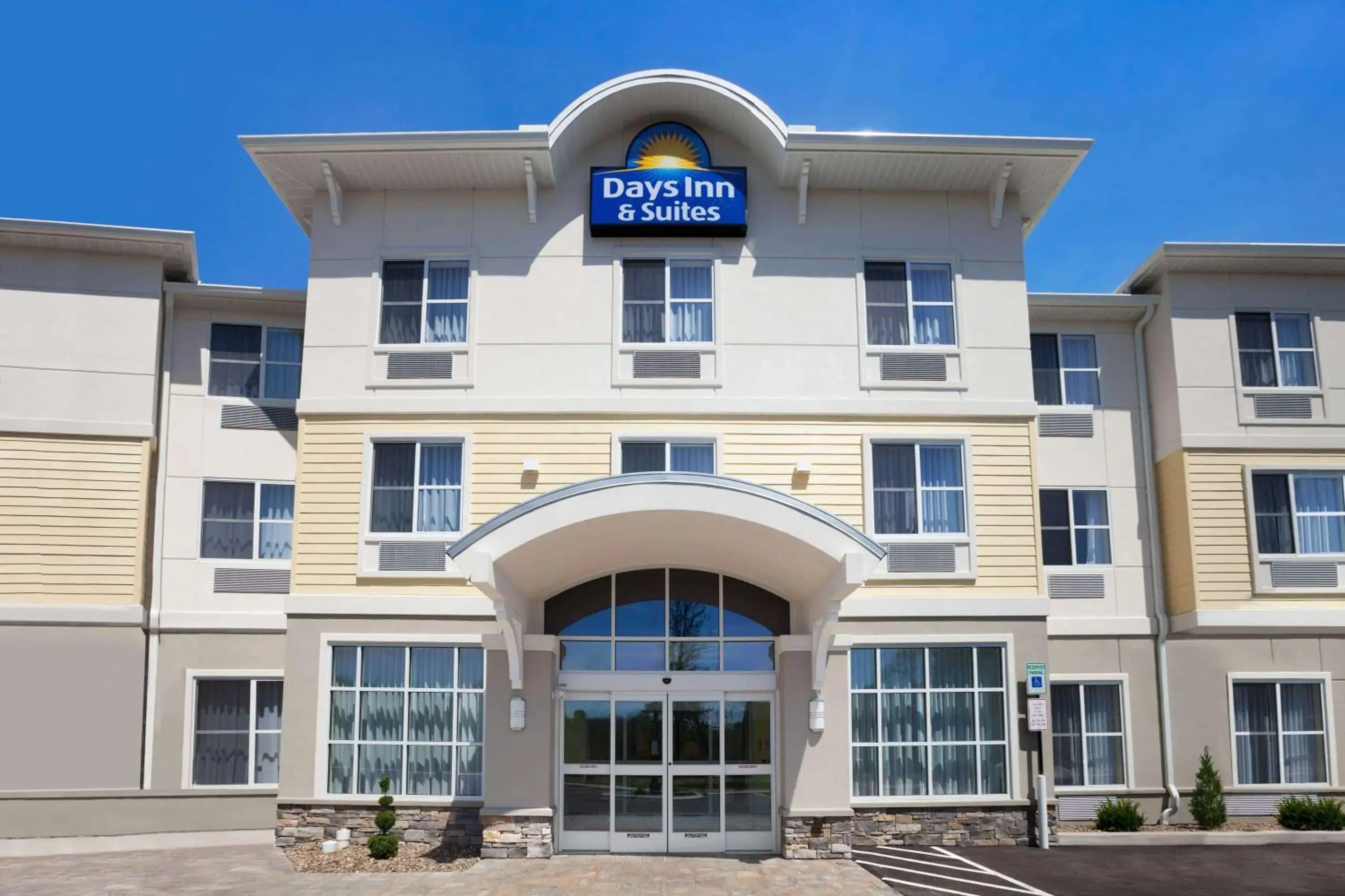 Property building in Days Inn & Suites by Wyndham Altoona Property building in Days Inn & Suites by Wyndham Altoona