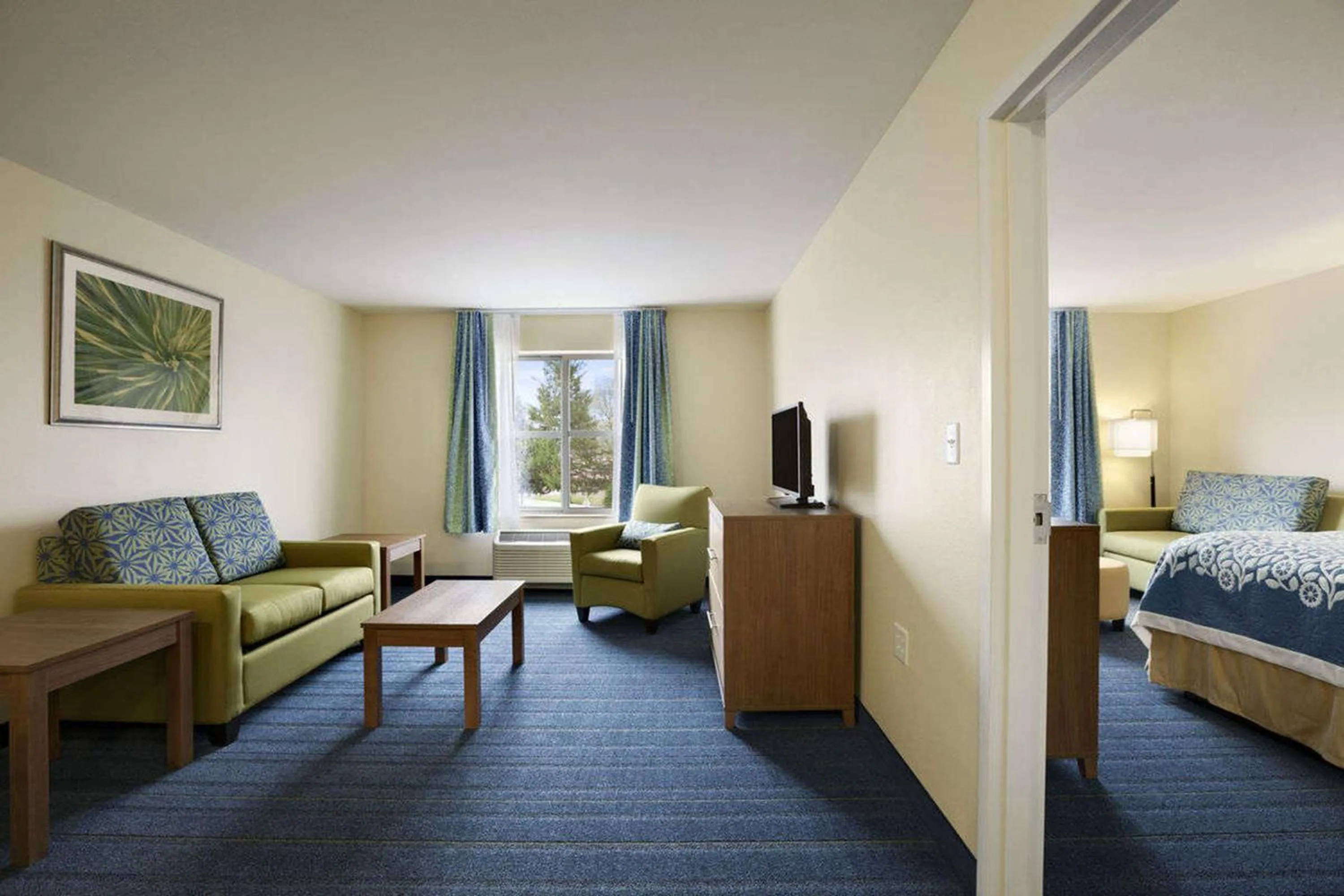 Living room, Bed in Days Inn & Suites by Wyndham Altoona