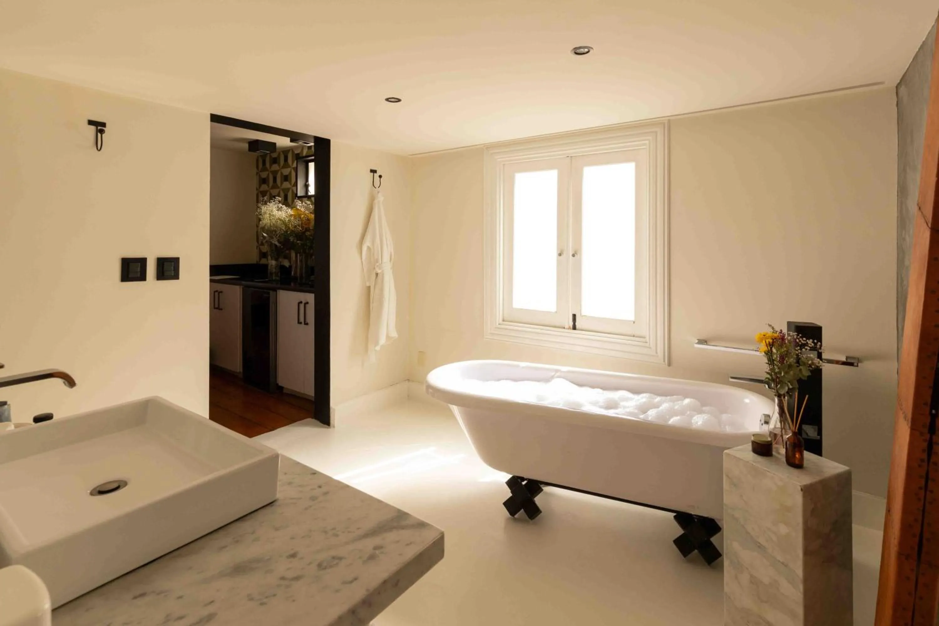 Bathroom, Bed in La Valise Mexico City, Member of Small Luxury Hotels