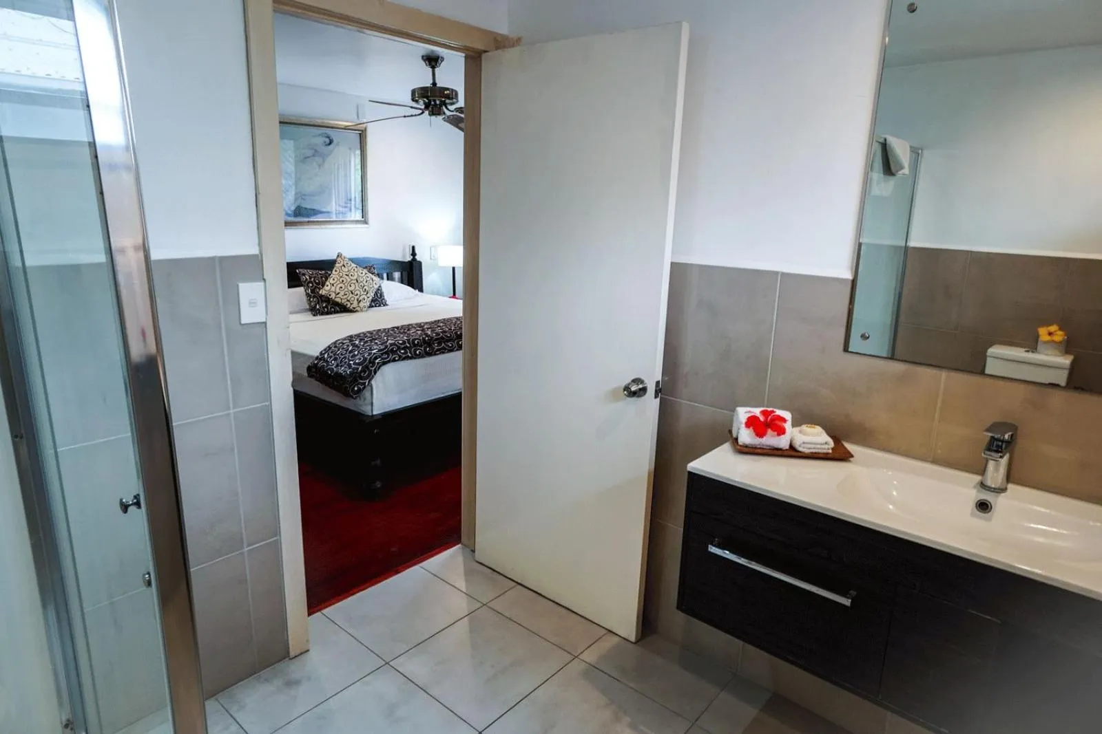 Bathroom, Bed in Seaview Lodge and Restaurant