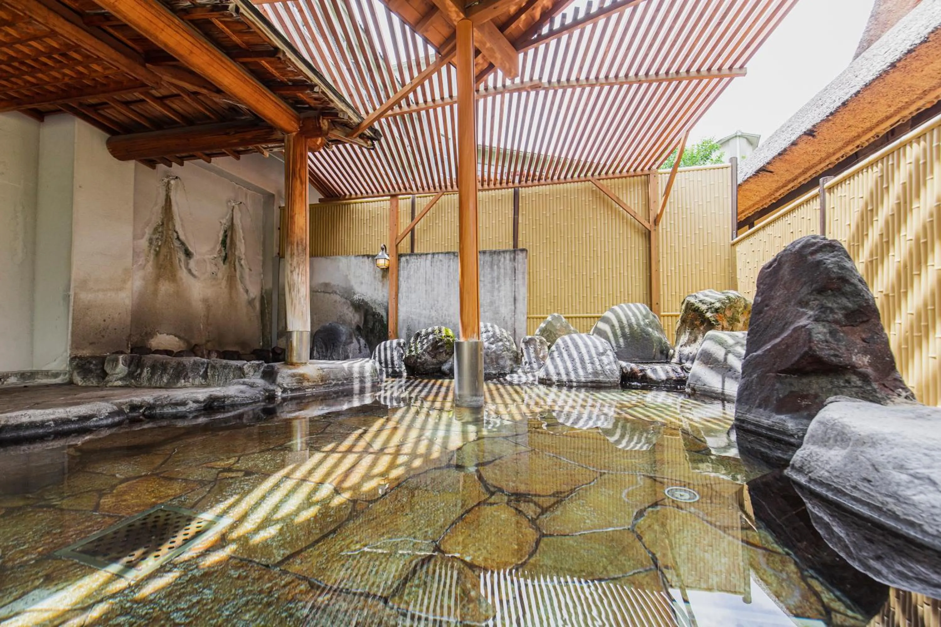 Hot Spring Bath in Yufuin Kotobuki Hananosho