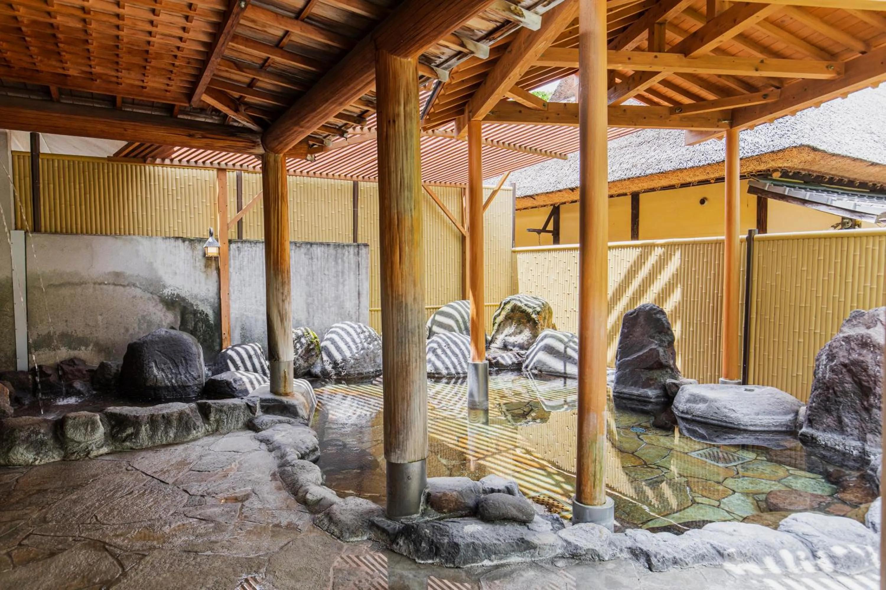Hot Spring Bath in Yufuin Kotobuki Hananosho