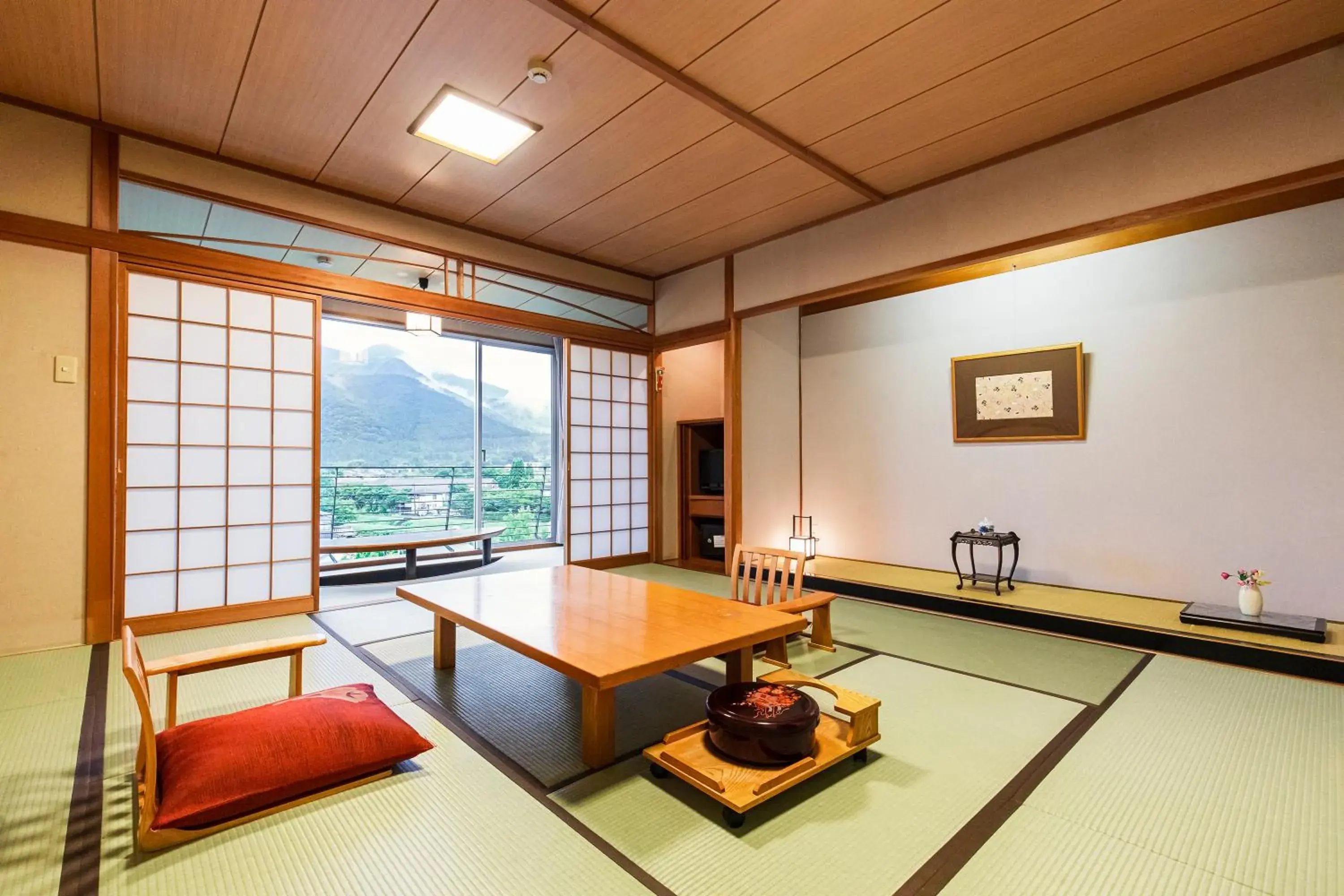 Japanese-Style Standard Room with Mountain View in Yufuin Kotobuki Hananosho Japanese-Style Standard Room with Mountain View in Yufuin Kotobuki Hananosho