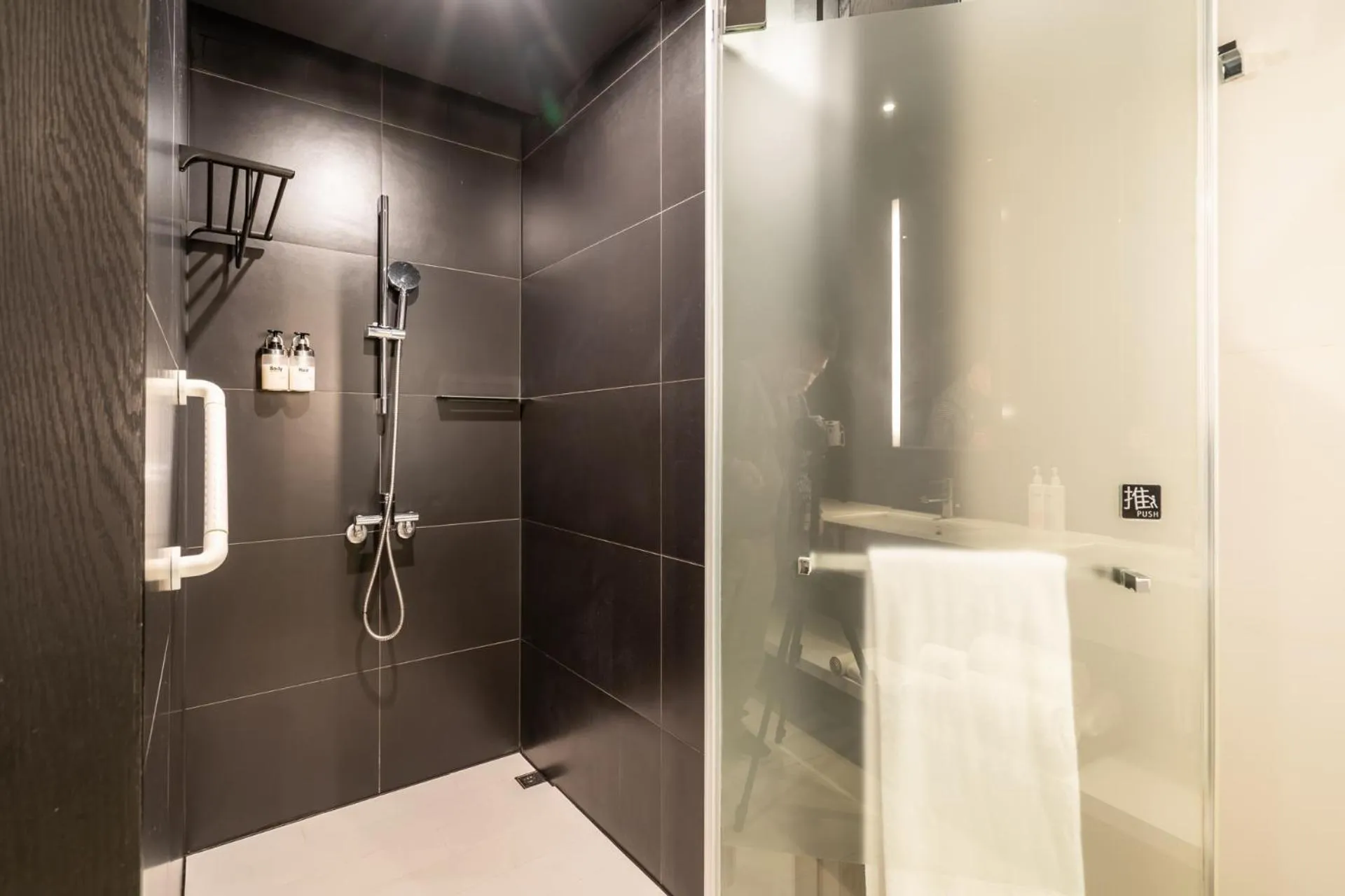 Shower in The Place Tainan