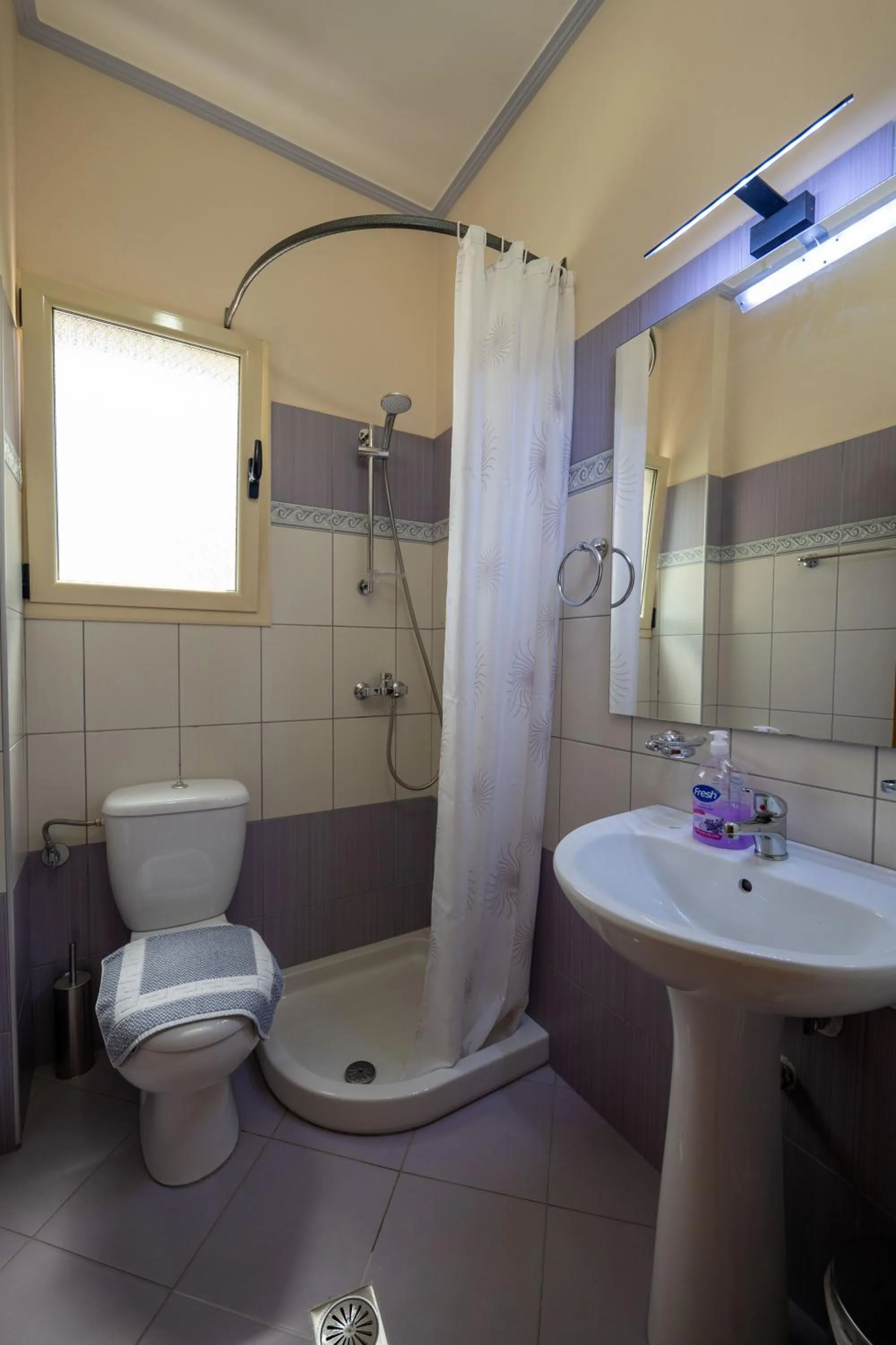 Shower in Vila Vasili