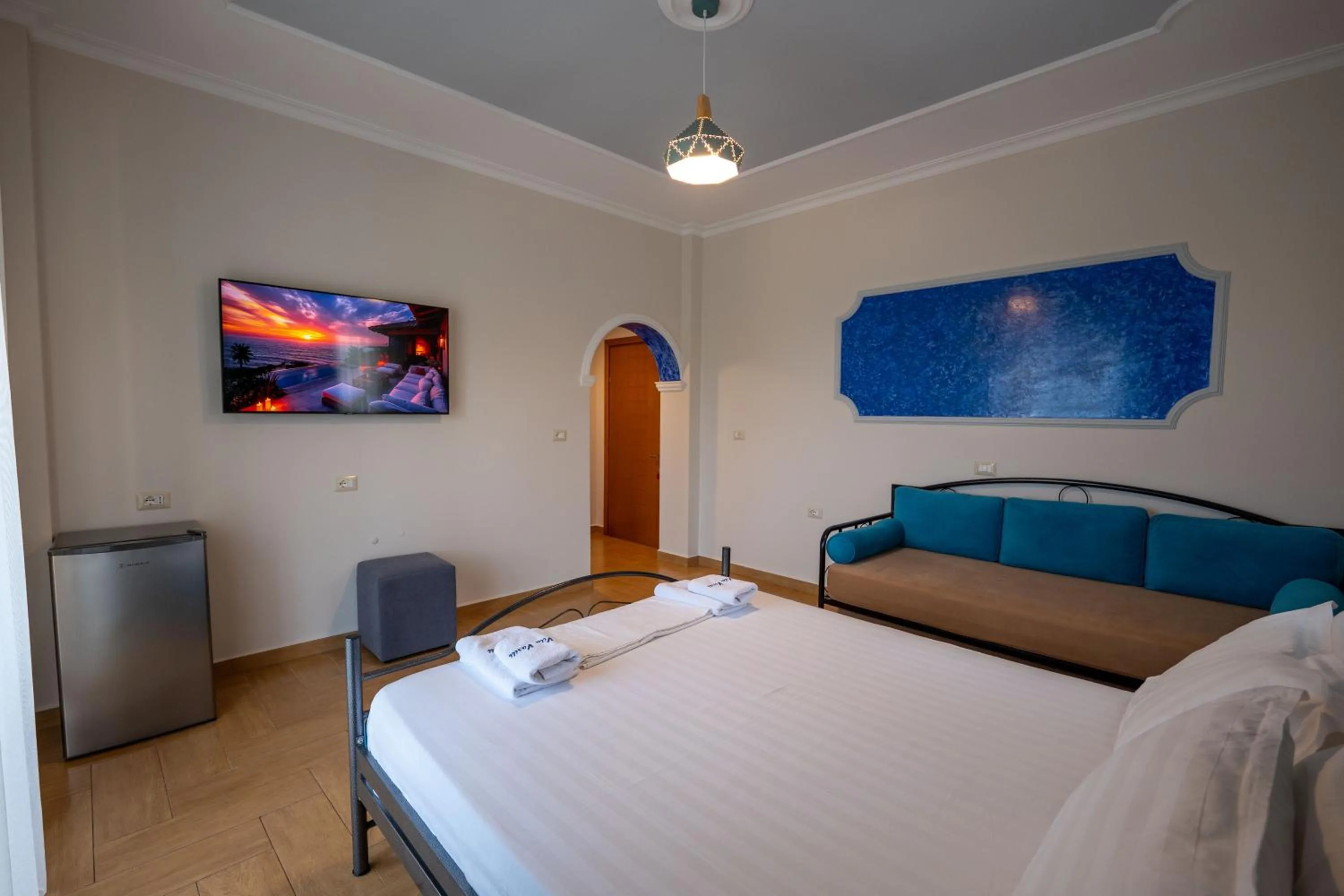 Communal lounge/ TV room, Bed in Vila Vasili