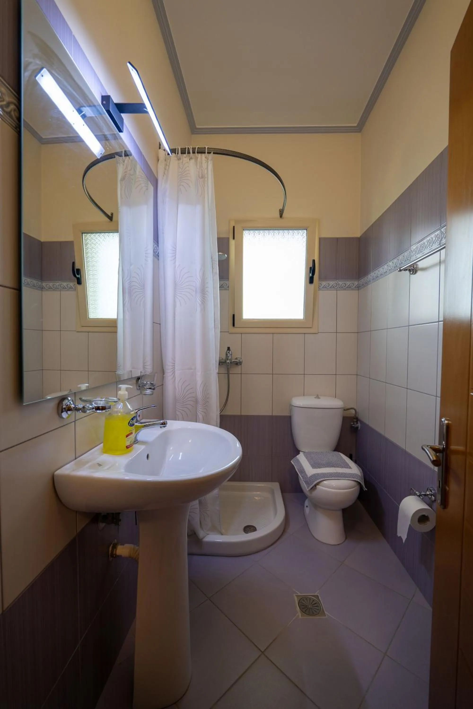 Shower in Vila Vasili