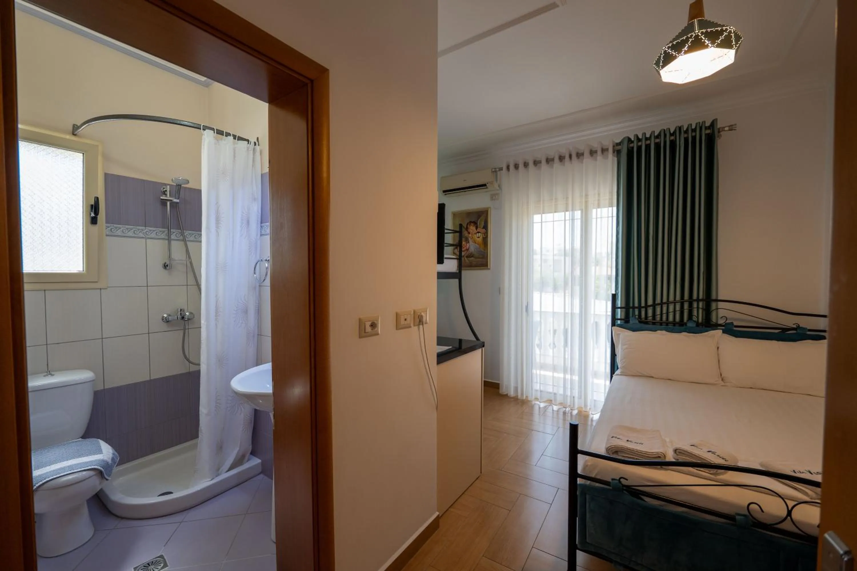 Shower in Vila Vasili