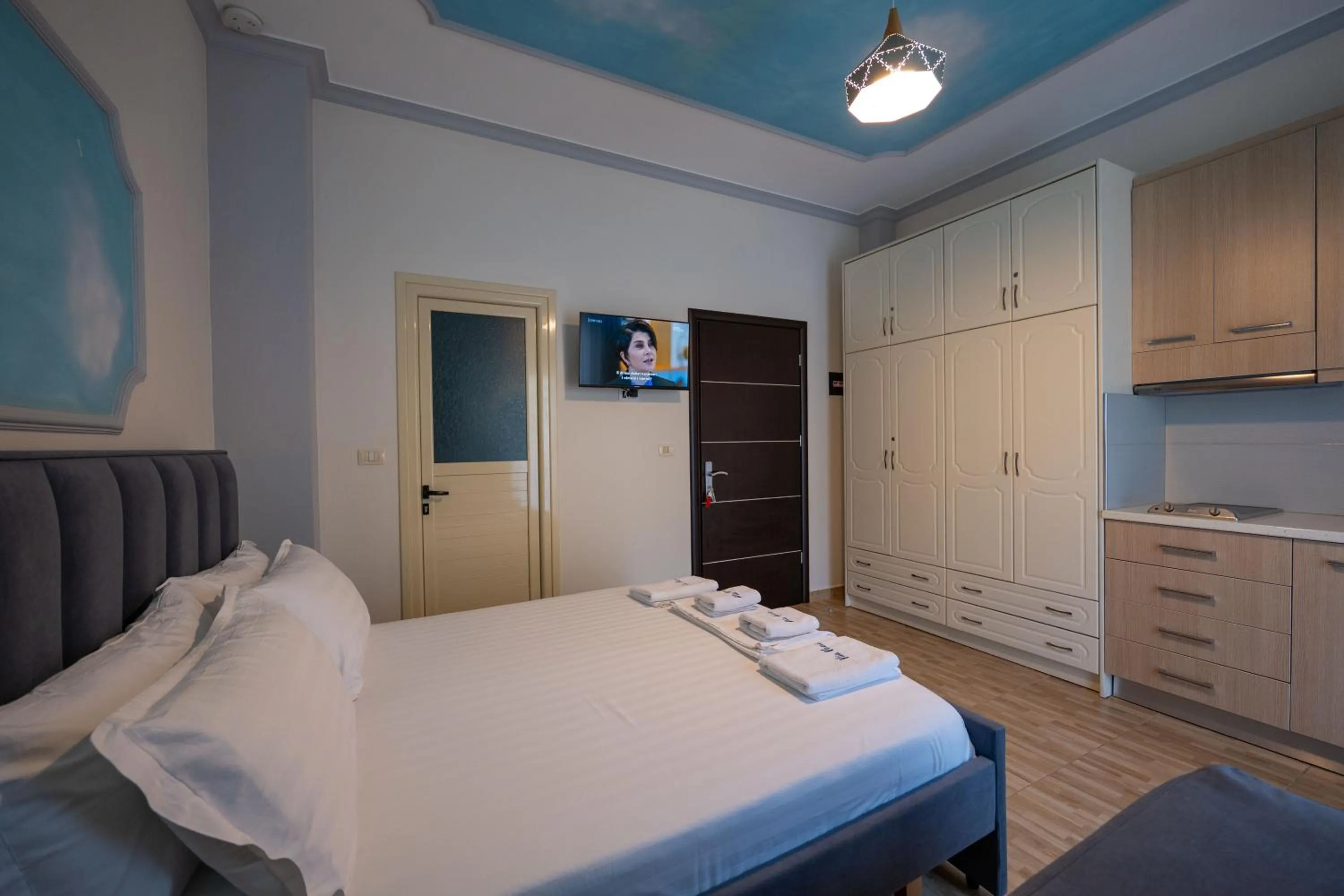 Communal lounge/ TV room, Bed in Vila Vasili