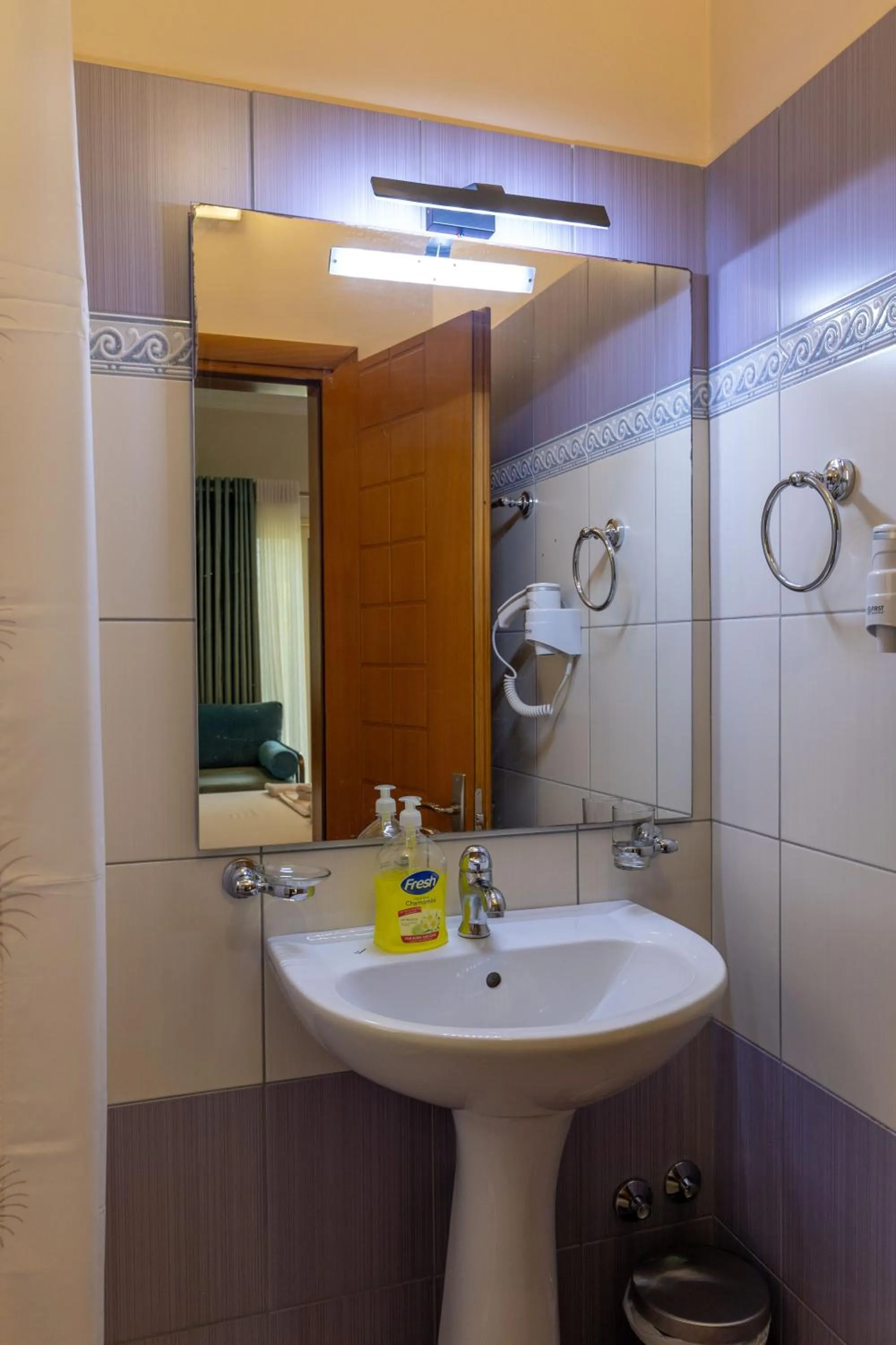 Shower in Vila Vasili