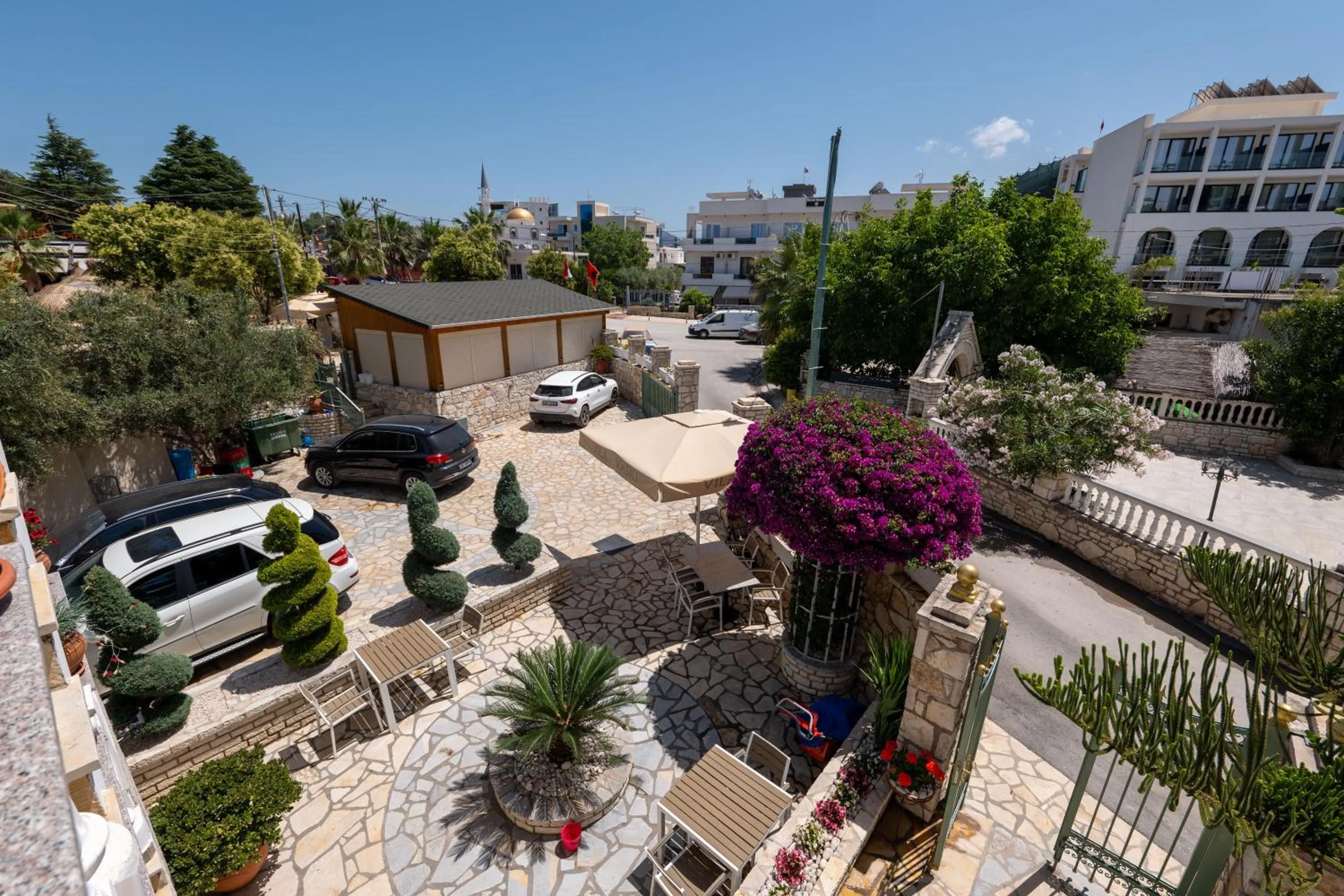 Property building in Vila Vasili