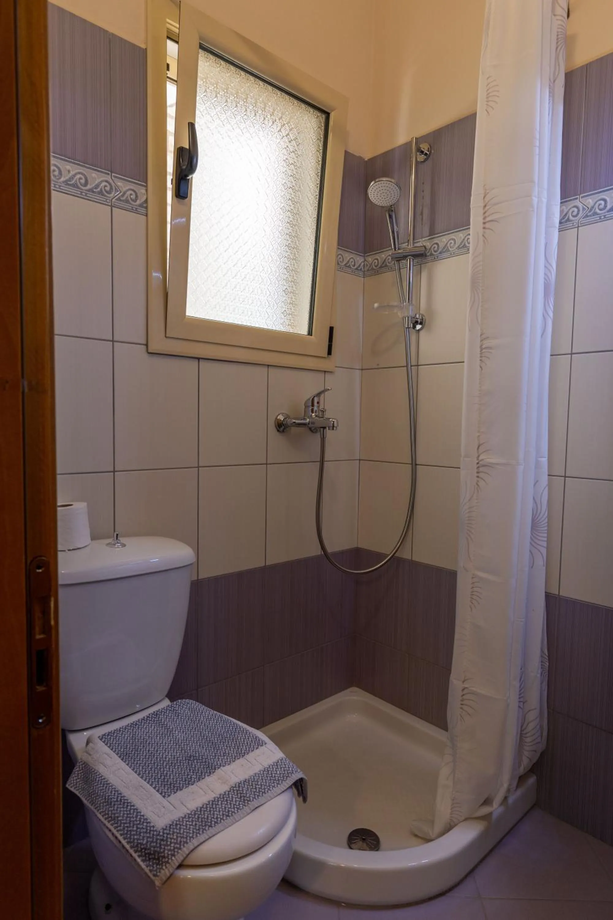 Shower in Vila Vasili