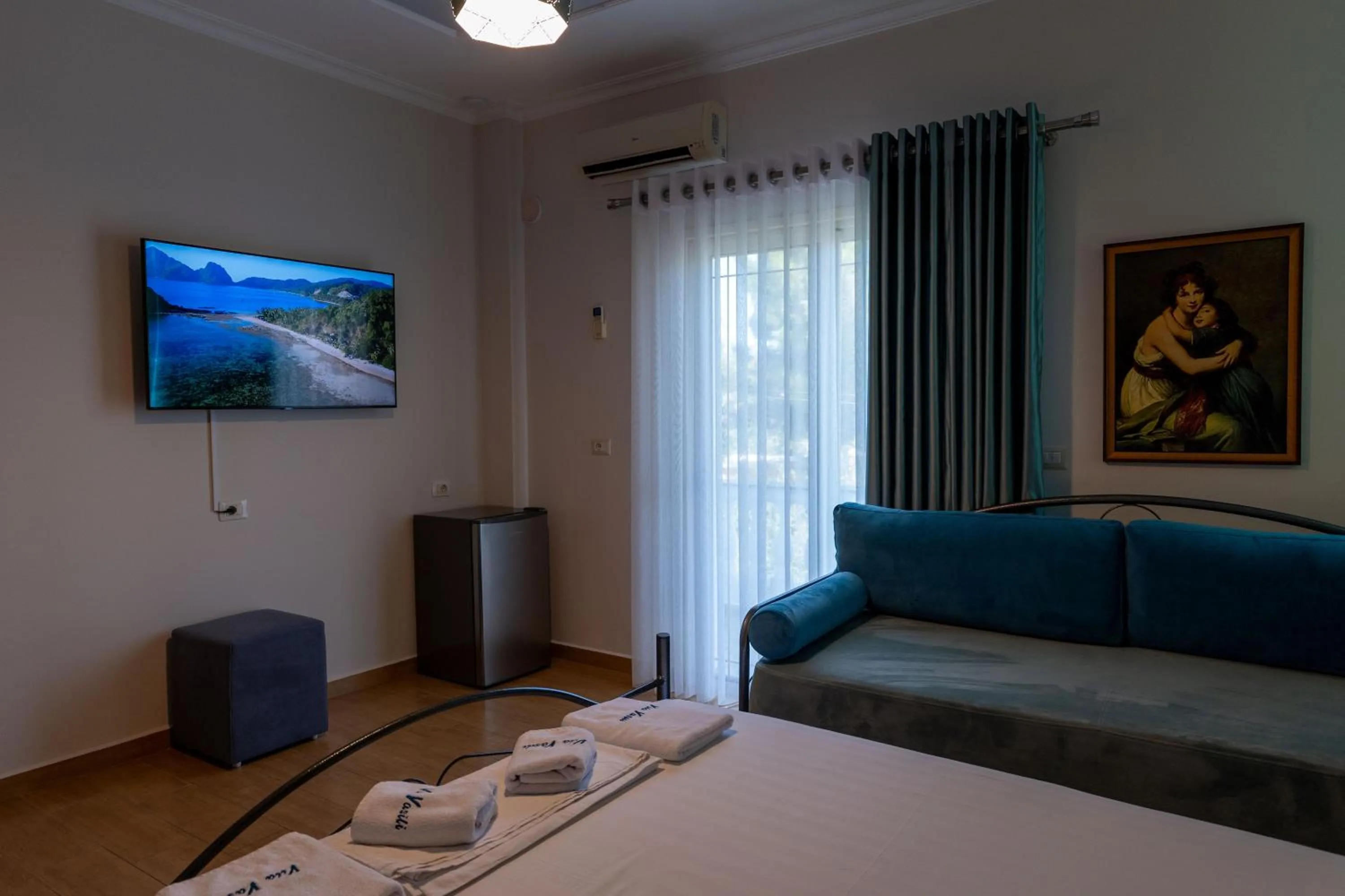 Communal lounge/ TV room, Bed in Vila Vasili