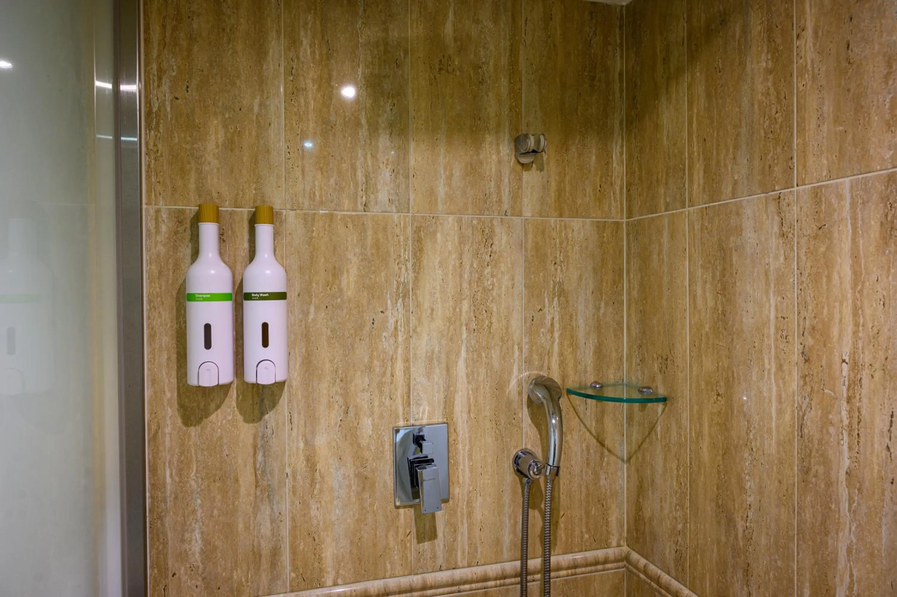 Shower in Olah Poshtel Taichung Wenxin