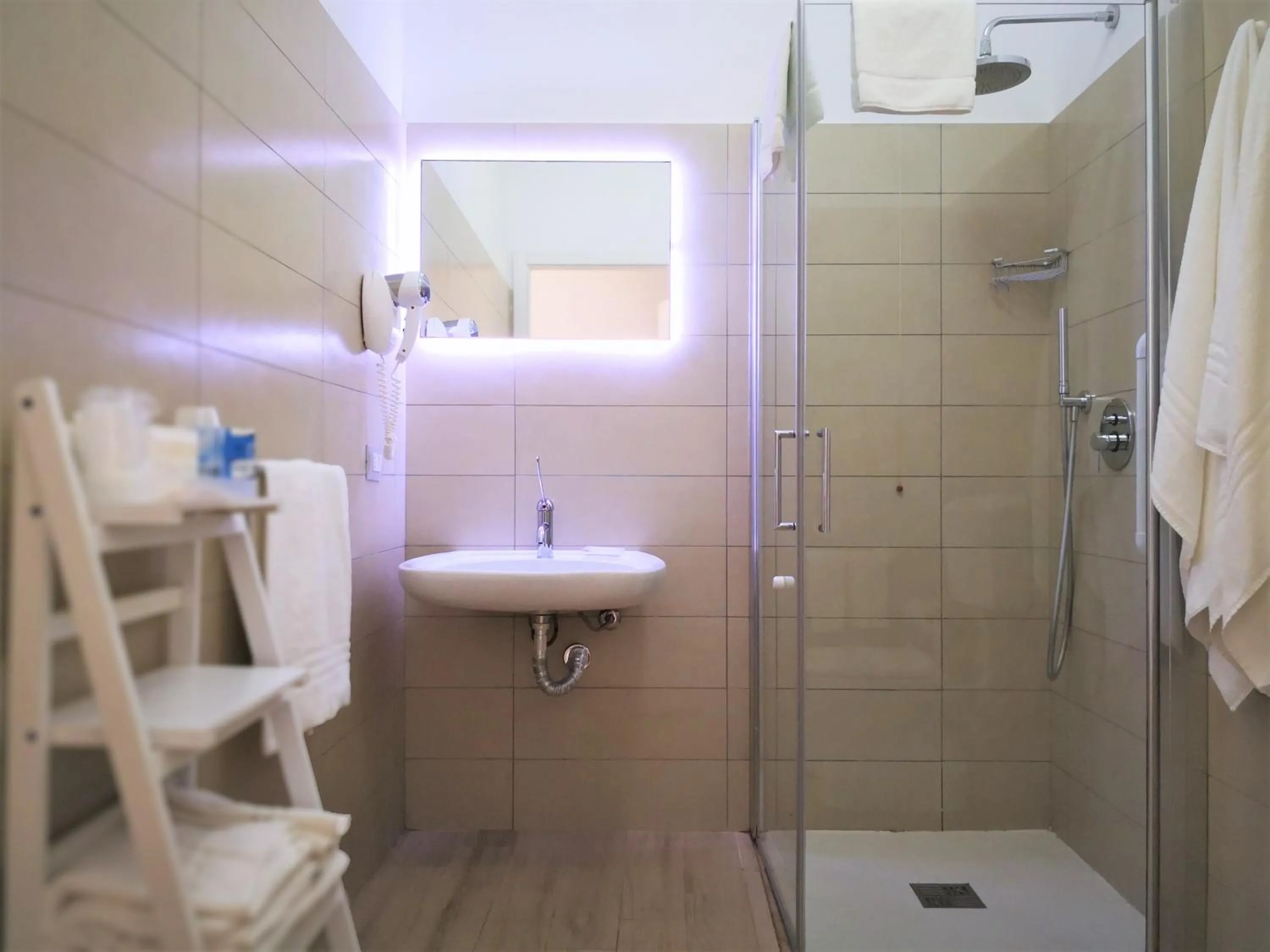 Shower in Hotel Perla Gaia