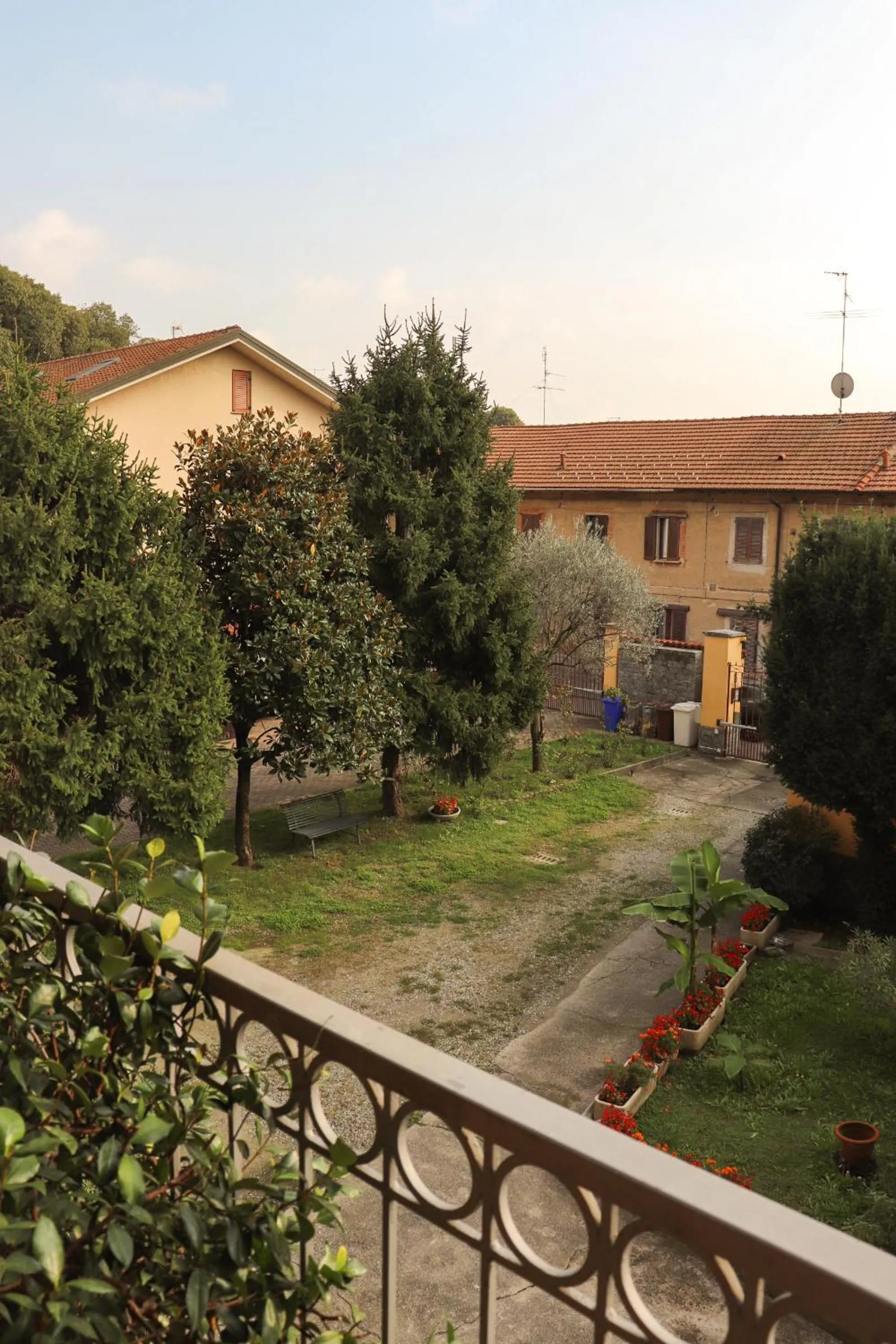 Inner courtyard view in La Corte di Brusuglio Apartments