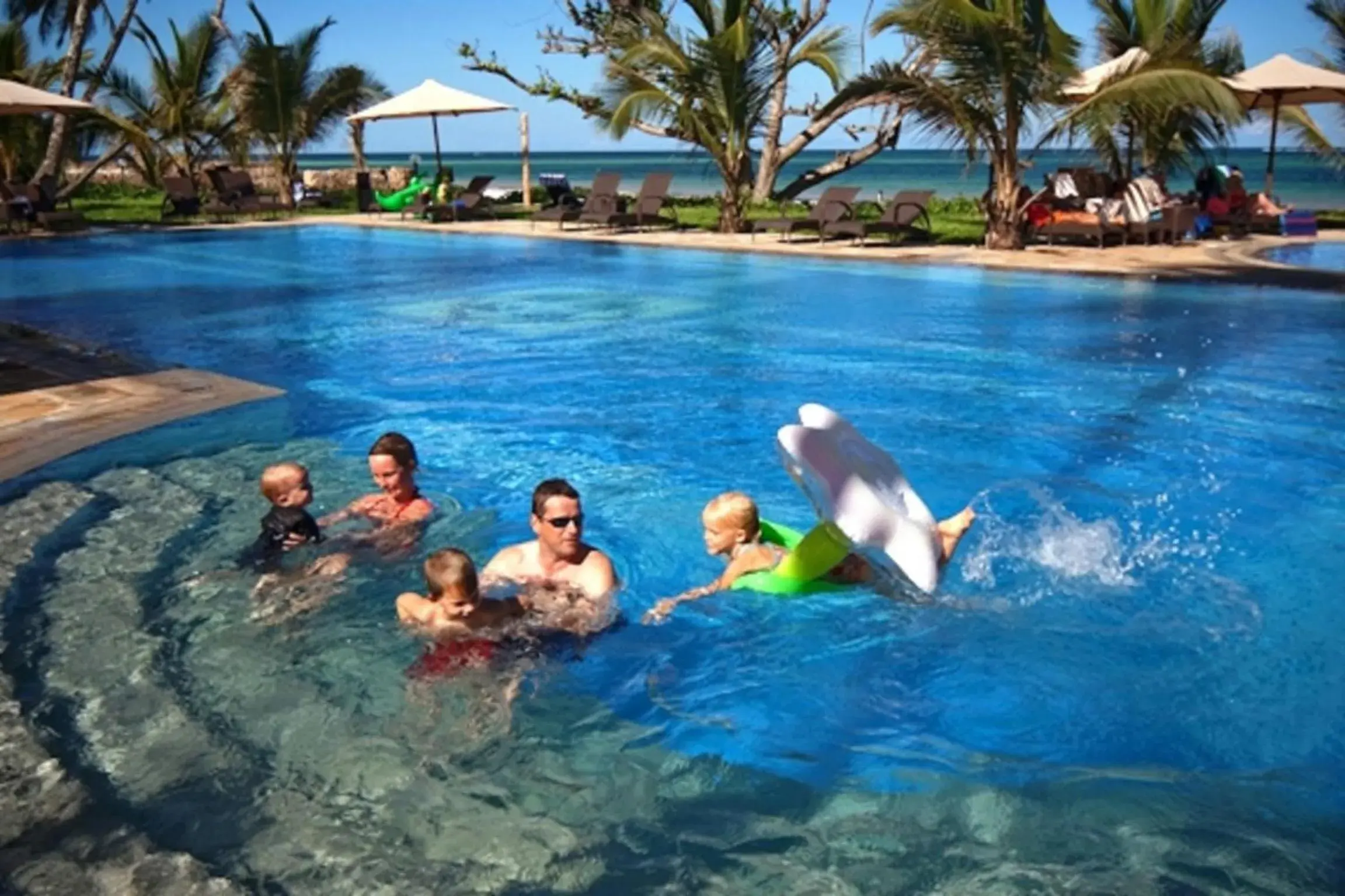 Swimming pool in Lantana Galu Beach Swimming pool in Lantana Galu Beach