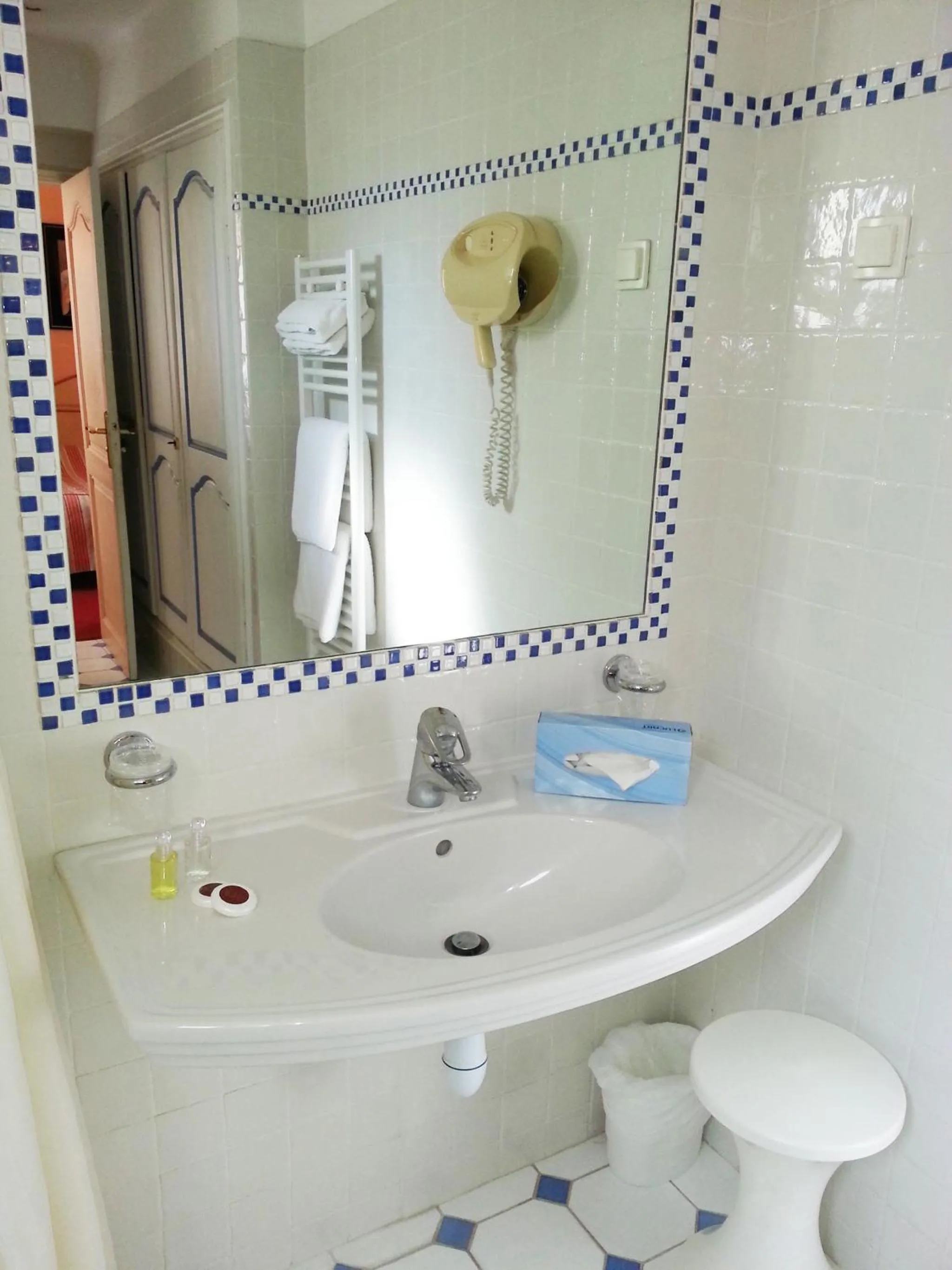 Bathroom in Hôtel Les Palmiers
