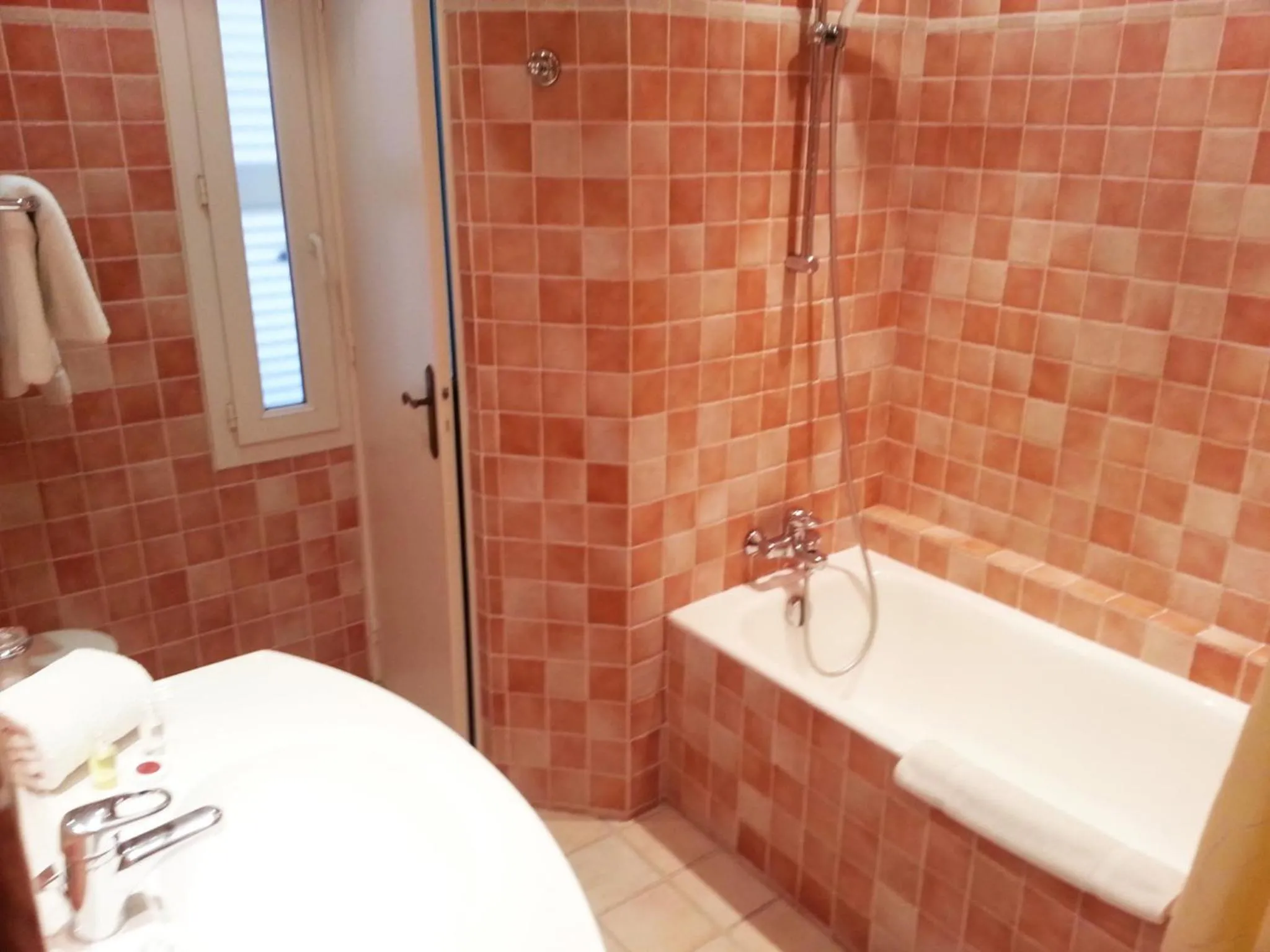 Bathroom in Hôtel Les Palmiers