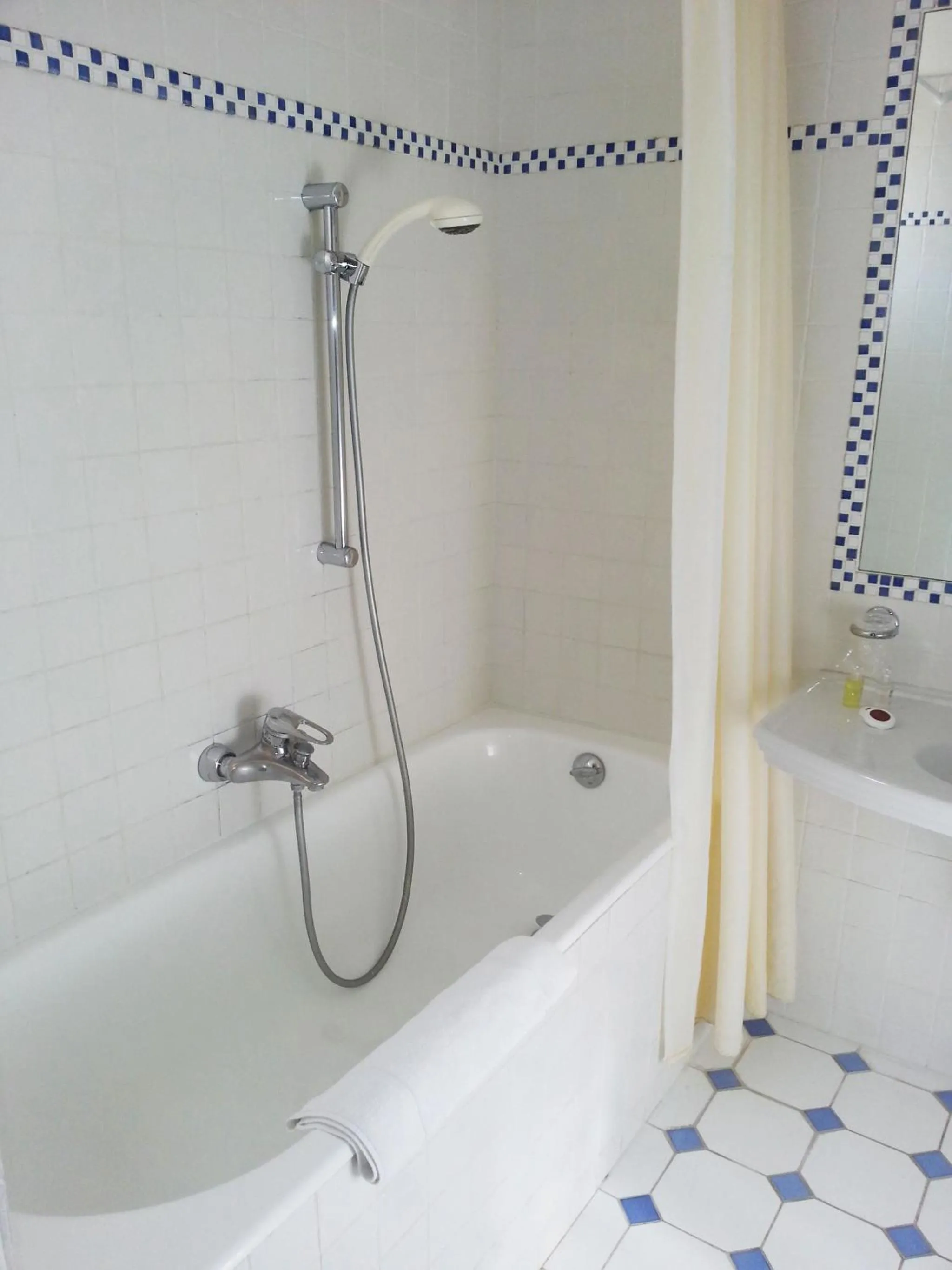 Bathroom in Hôtel Les Palmiers
