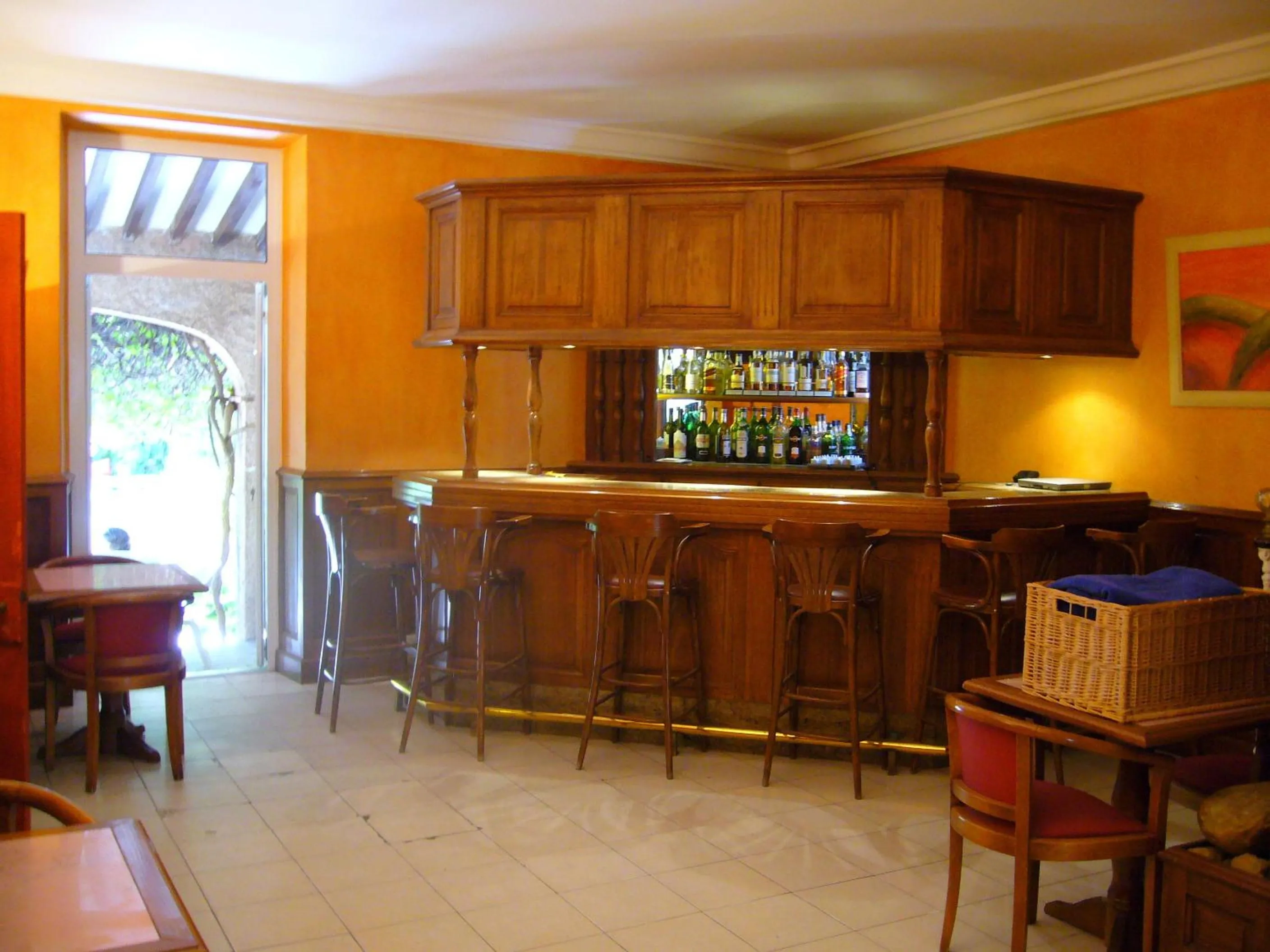 Lounge or bar in Hôtel Les Palmiers