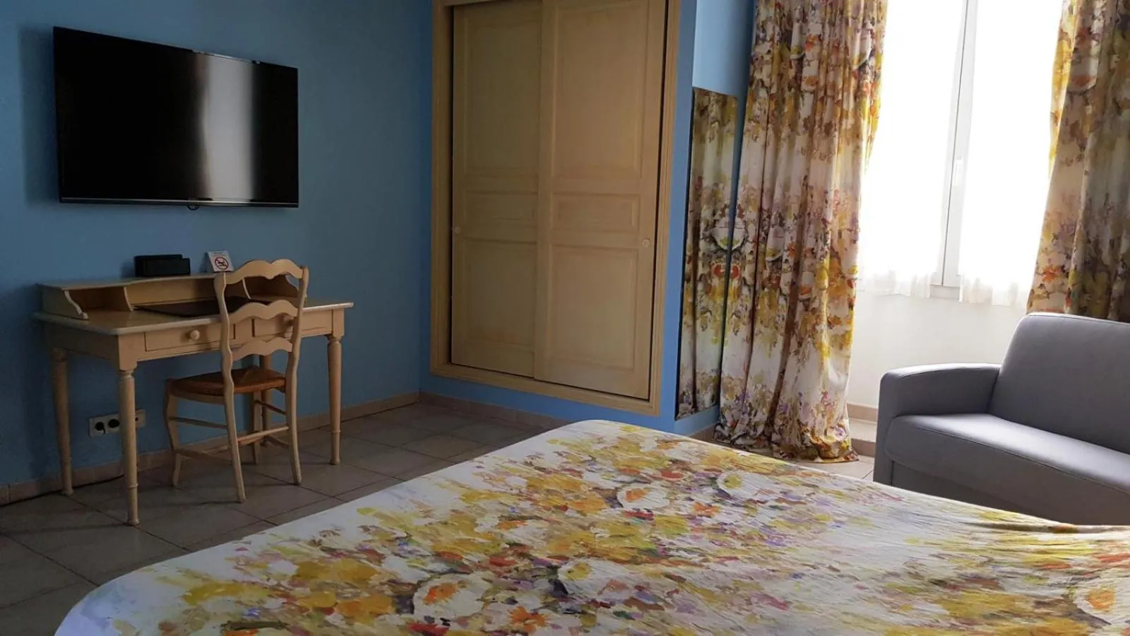 Bed in Hôtel Les Palmiers