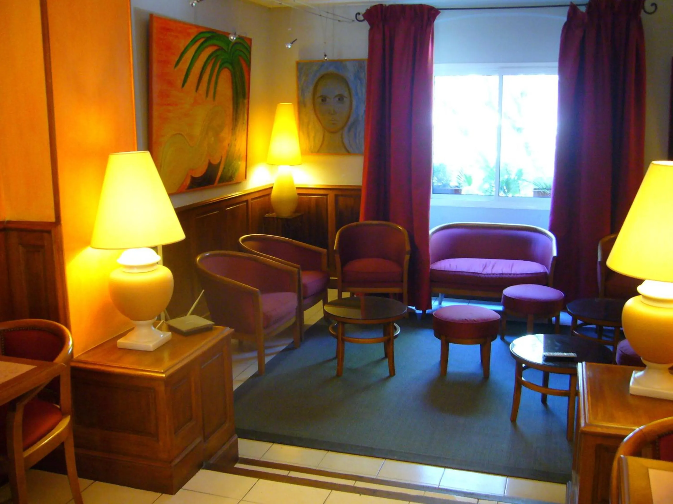 Lobby or reception in Hôtel Les Palmiers