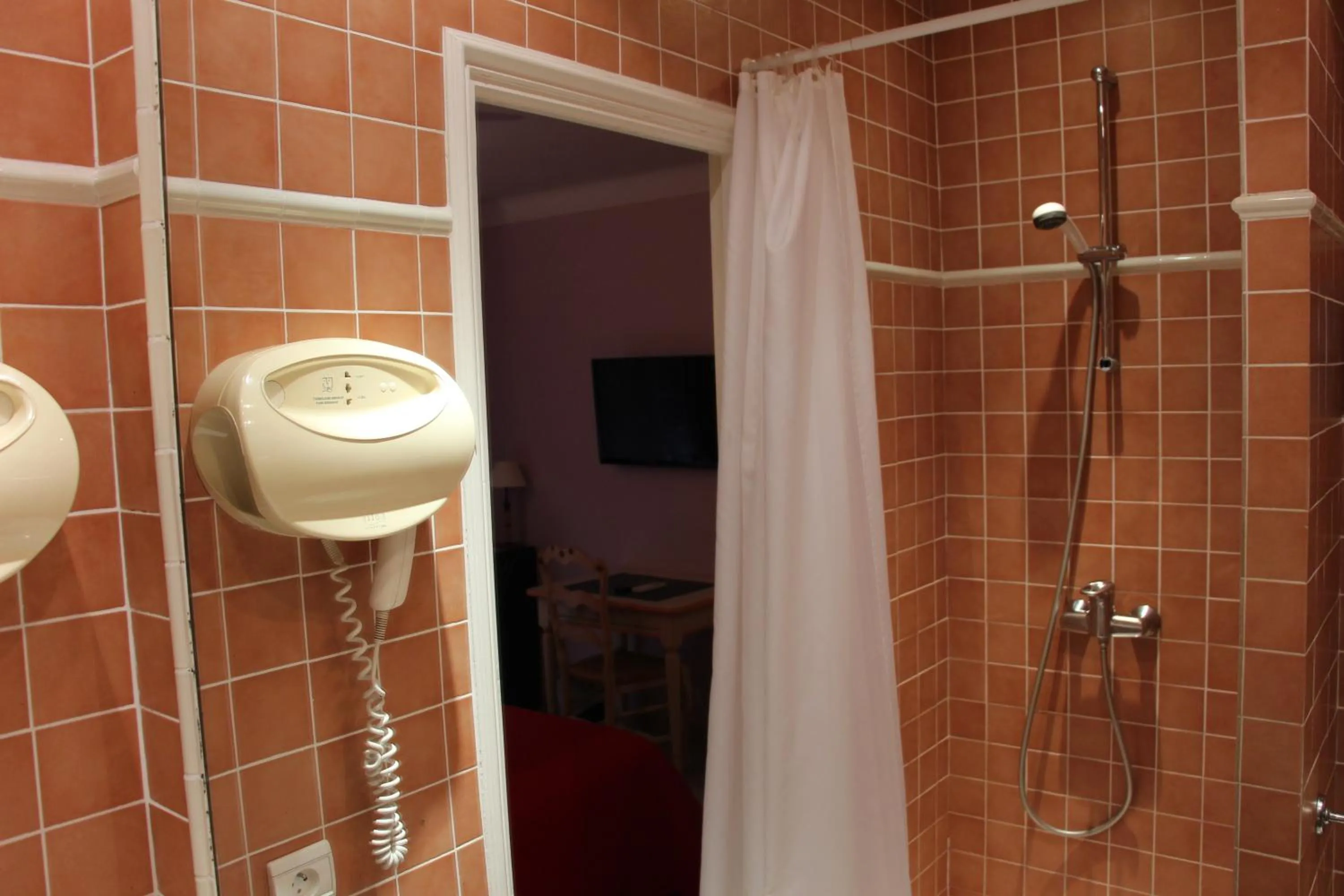 Shower in Hôtel Les Palmiers