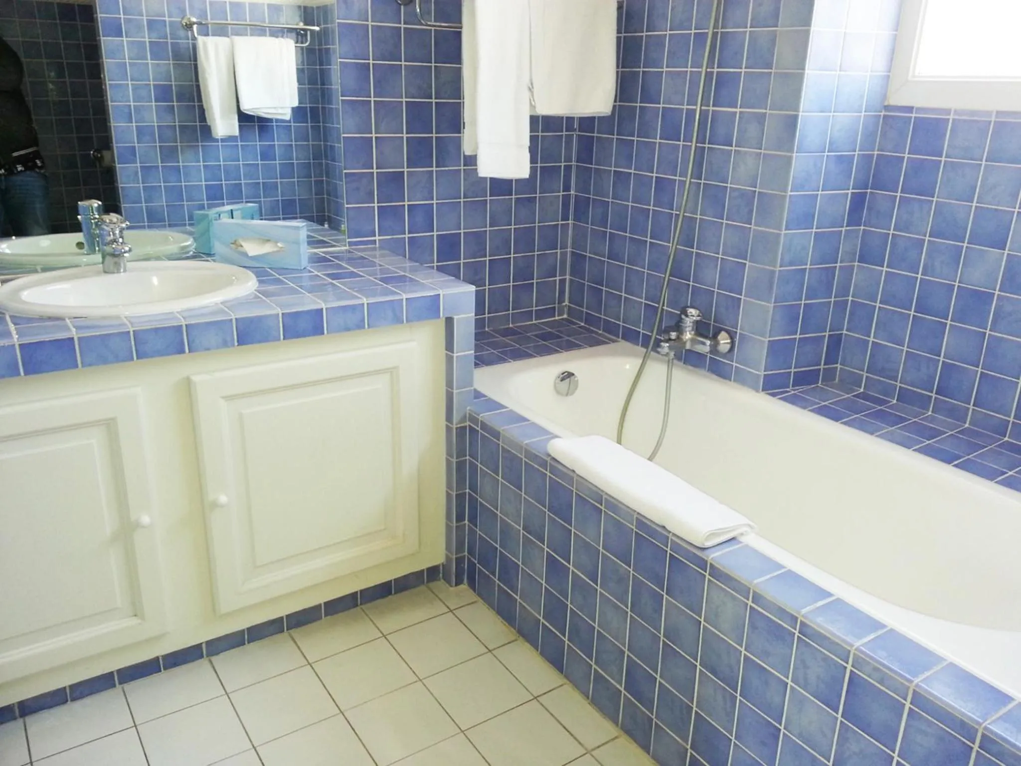 Bathroom in Hôtel Les Palmiers