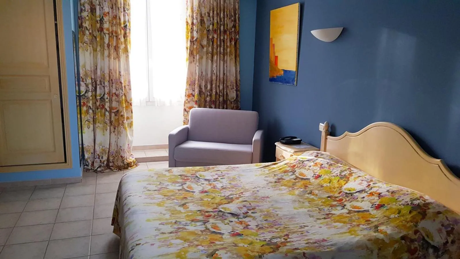 Bed in Hôtel Les Palmiers