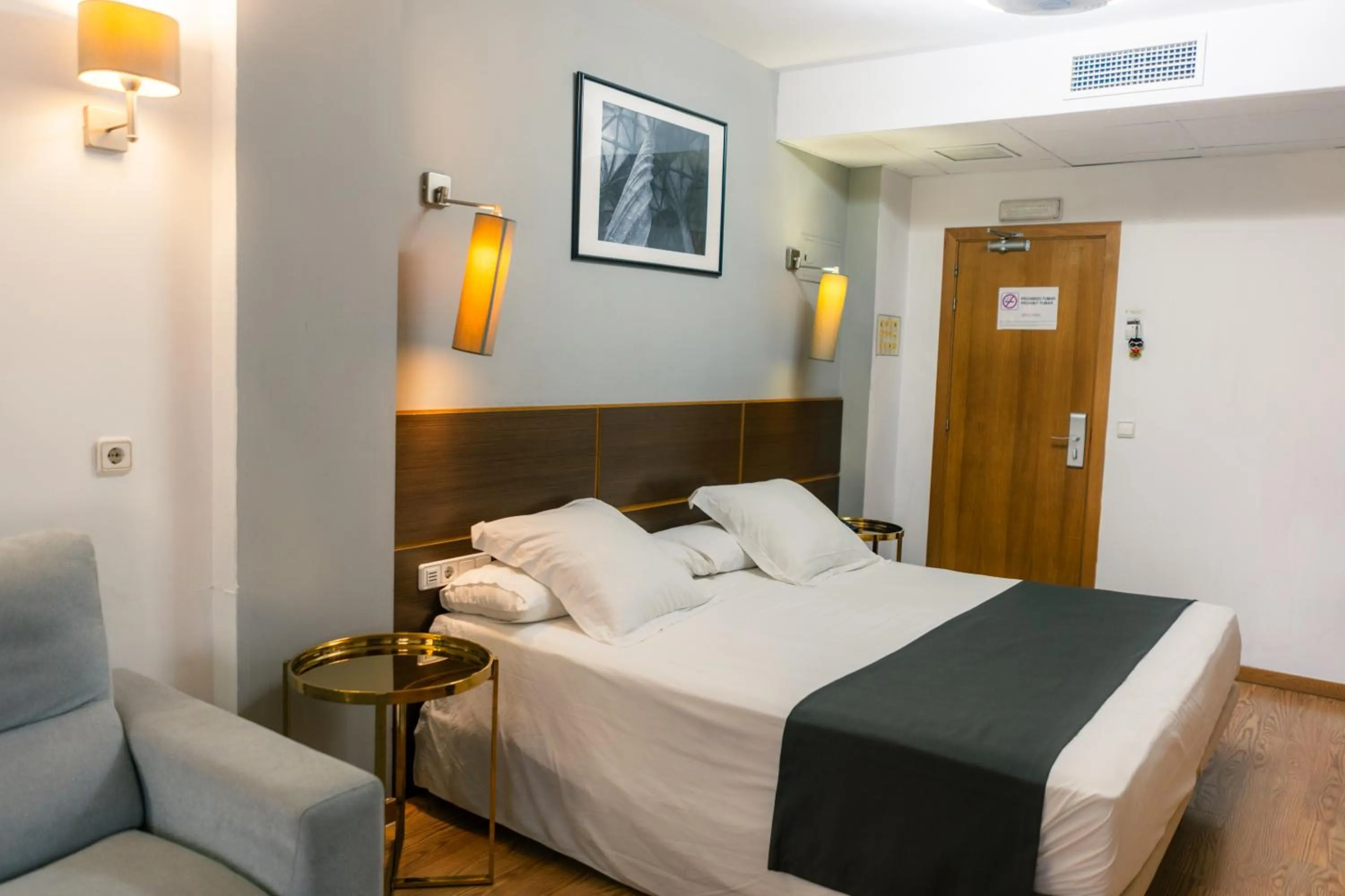 Photo of the whole room, Bed in Plaza Alaquas