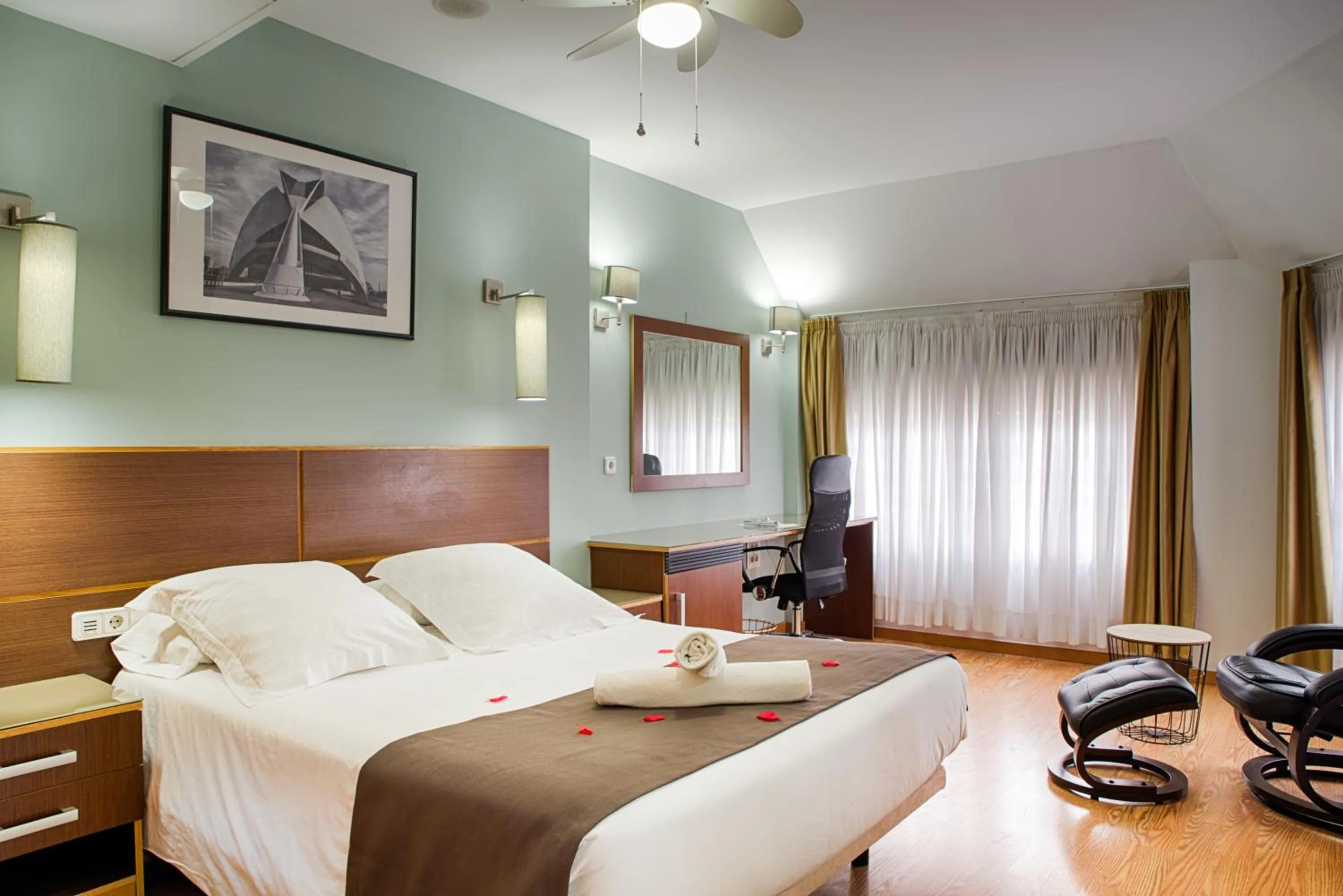 Photo of the whole room, Bed in Plaza Alaquas