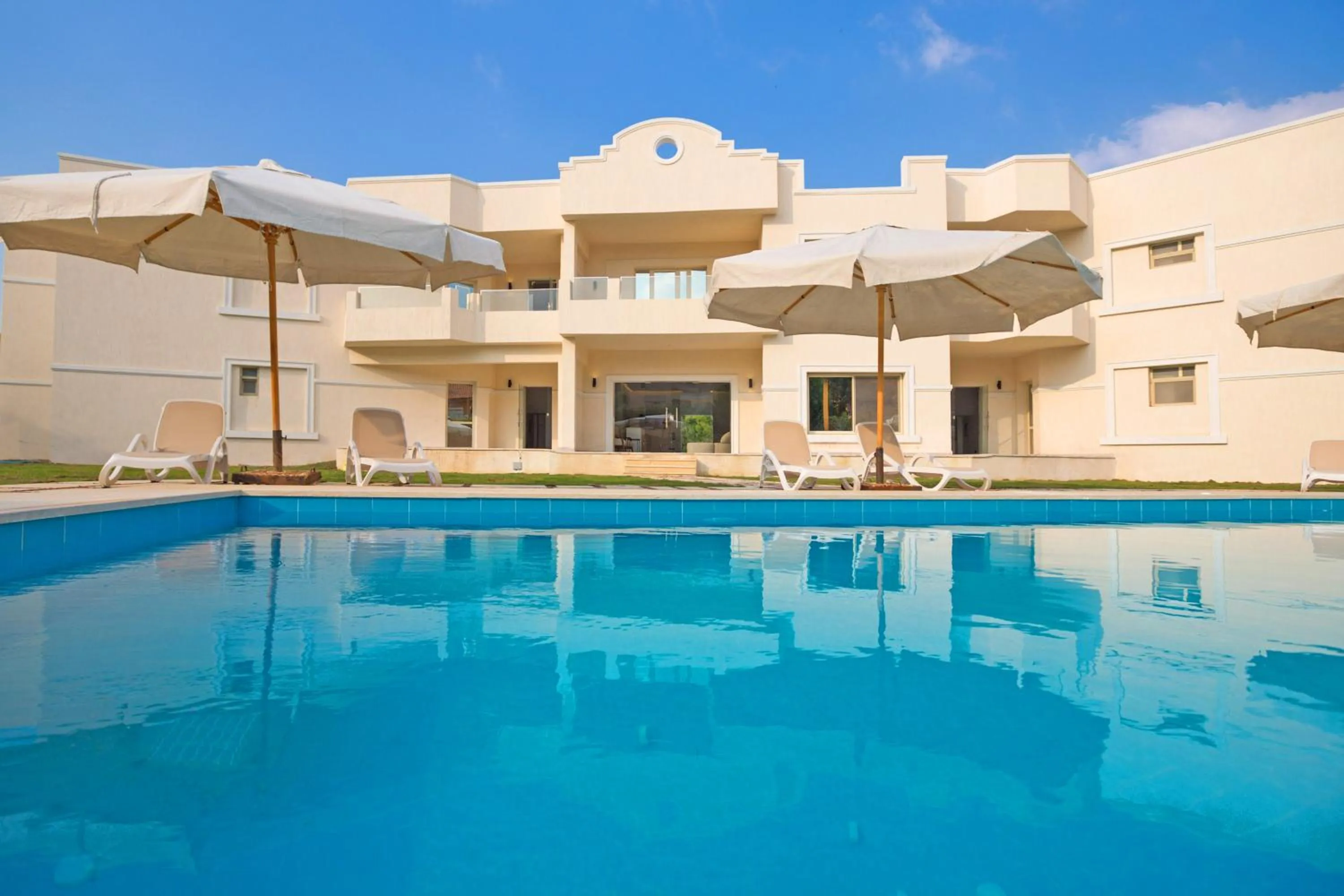 Swimming pool in Seven Stays Zayed