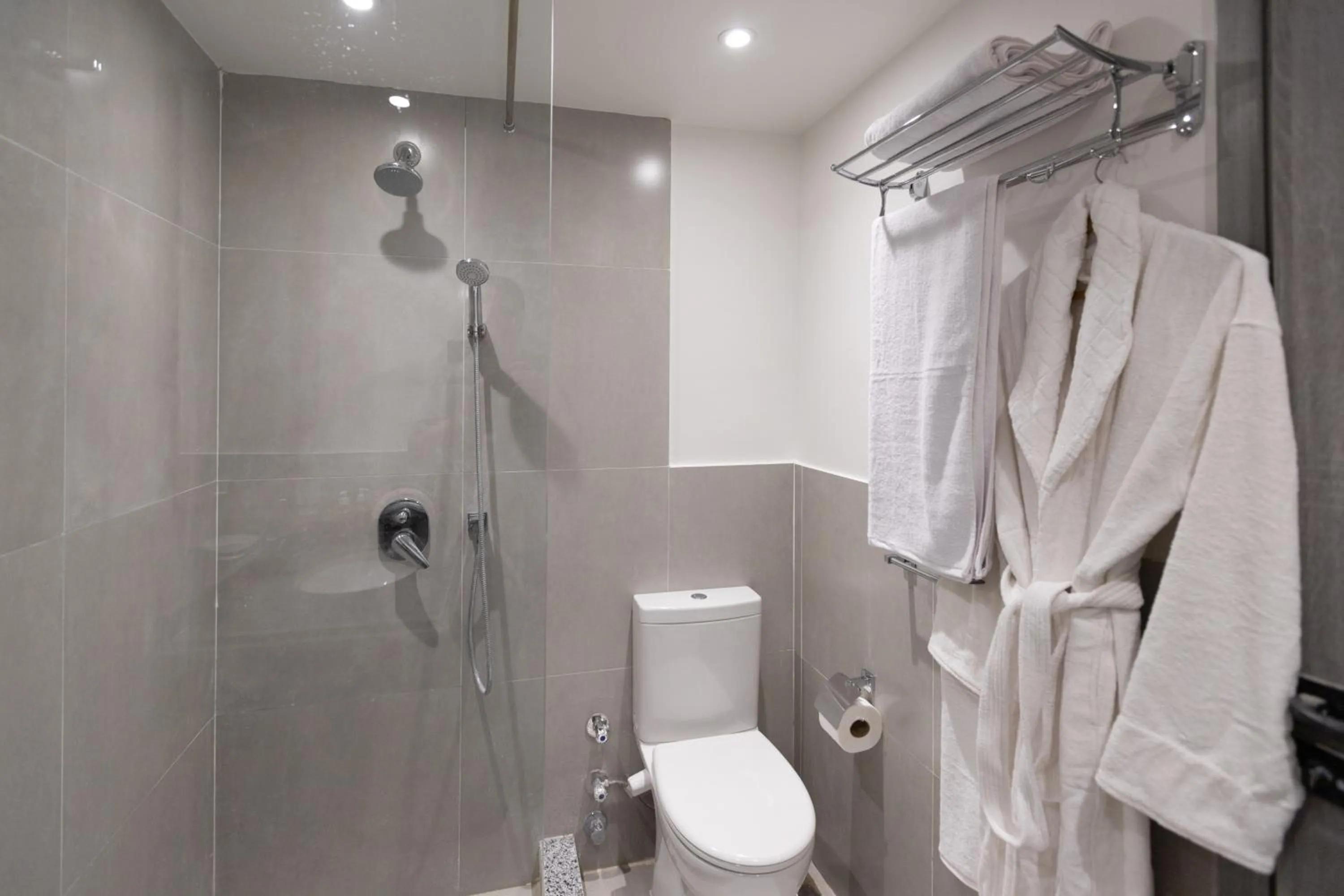 Shower in Seven Stays Zayed