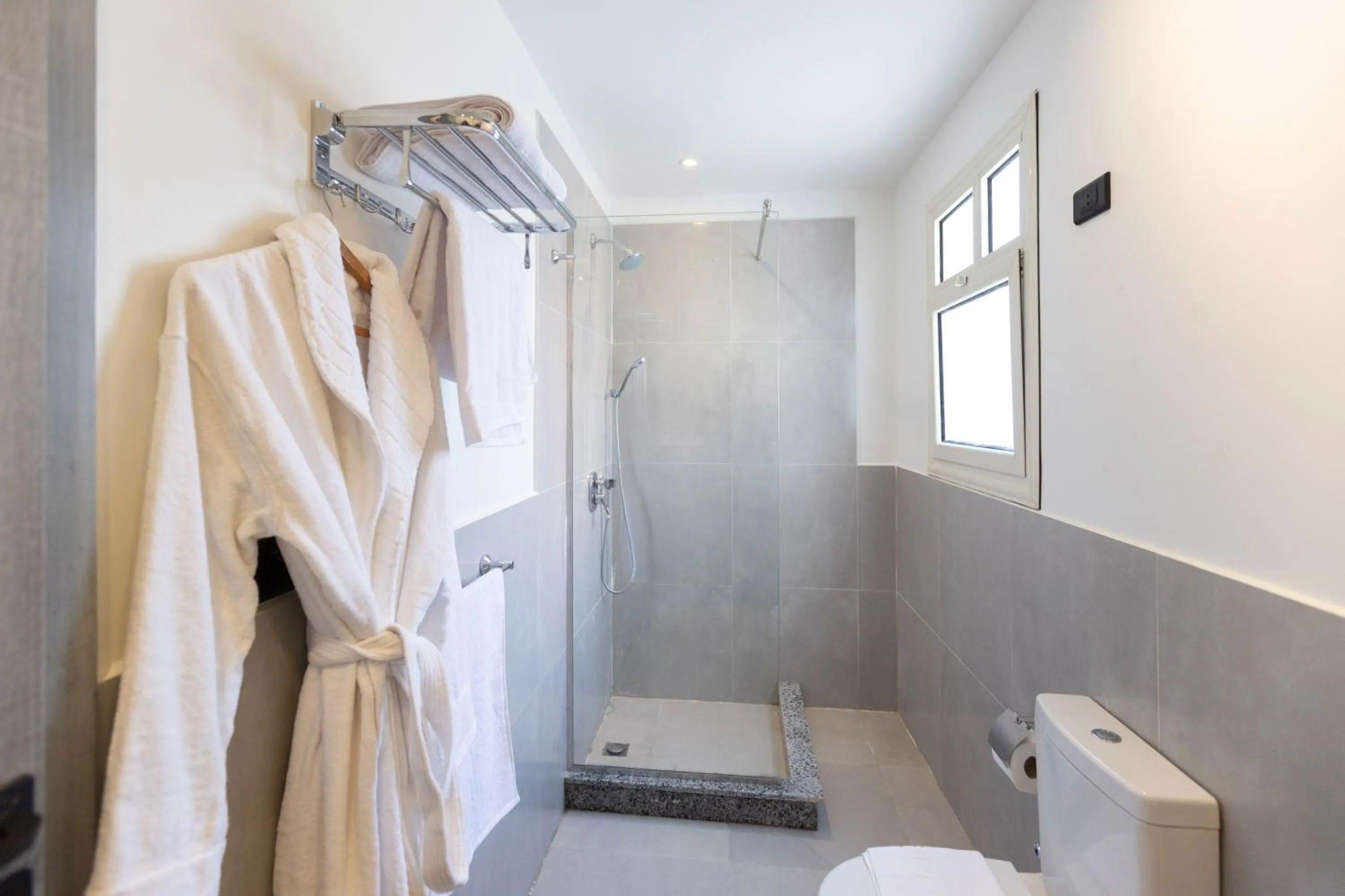 Shower in Seven Stays Zayed