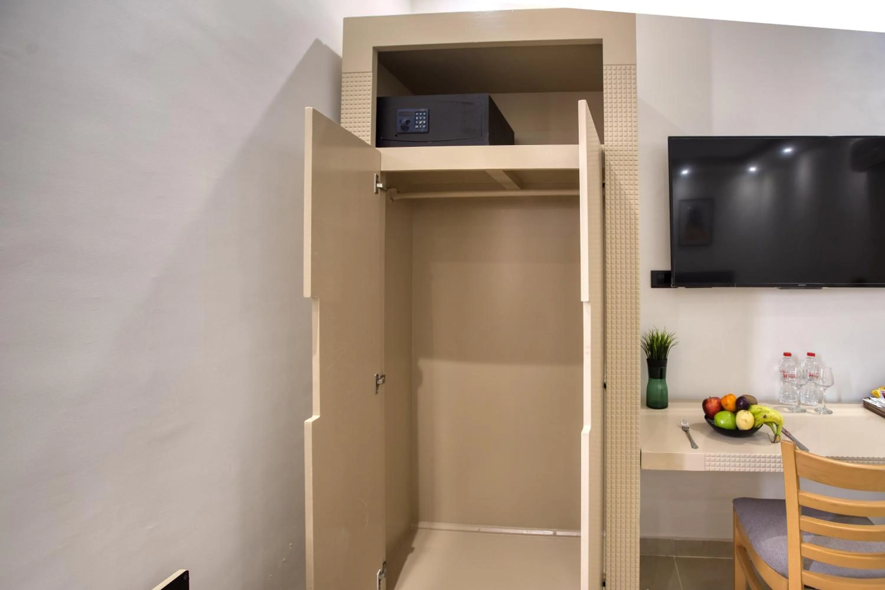 TV and multimedia in Seven Stays Zayed