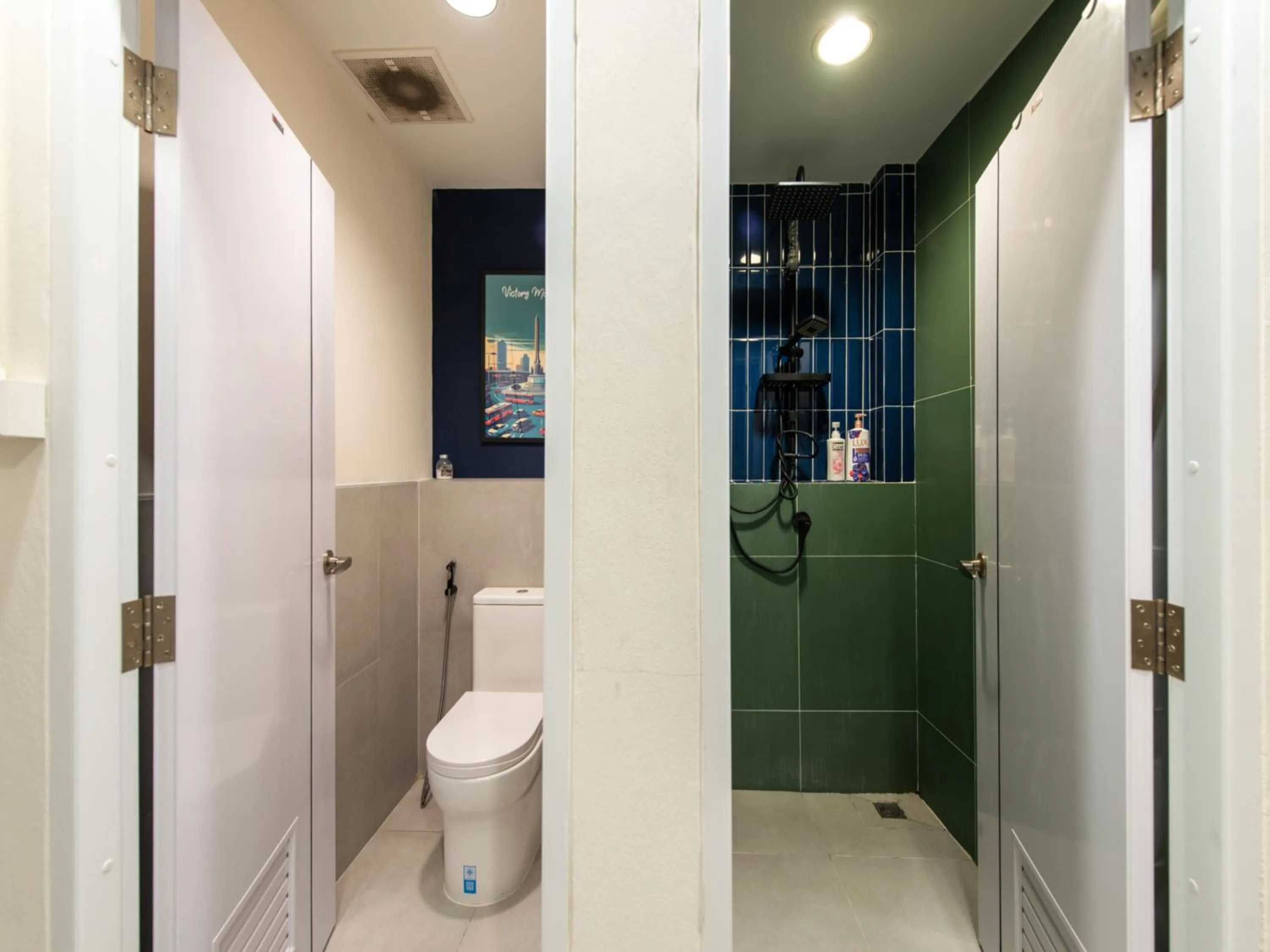 Shower in The City Yaowarat