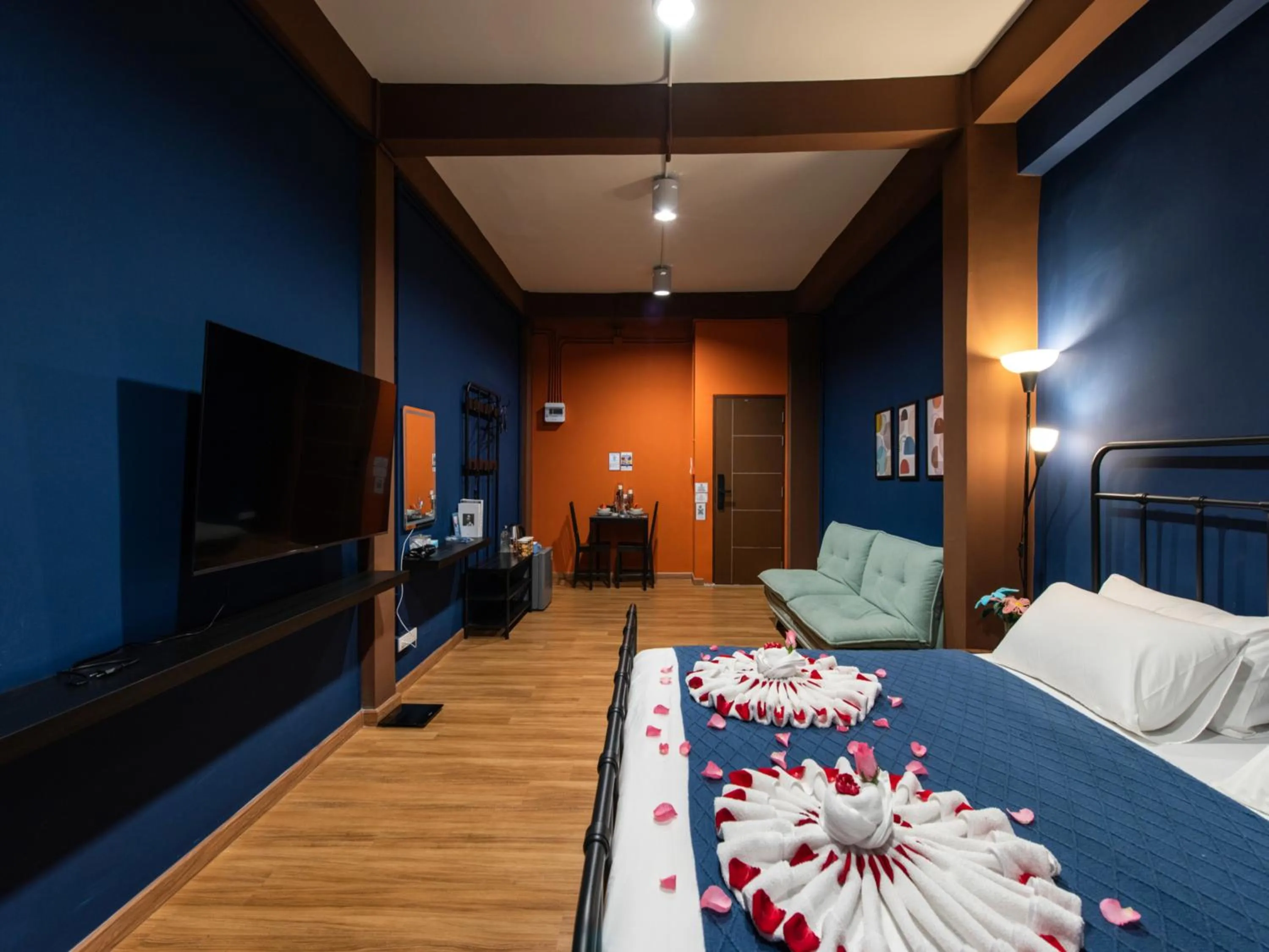 Photo of the whole room, Bed in The City Yaowarat