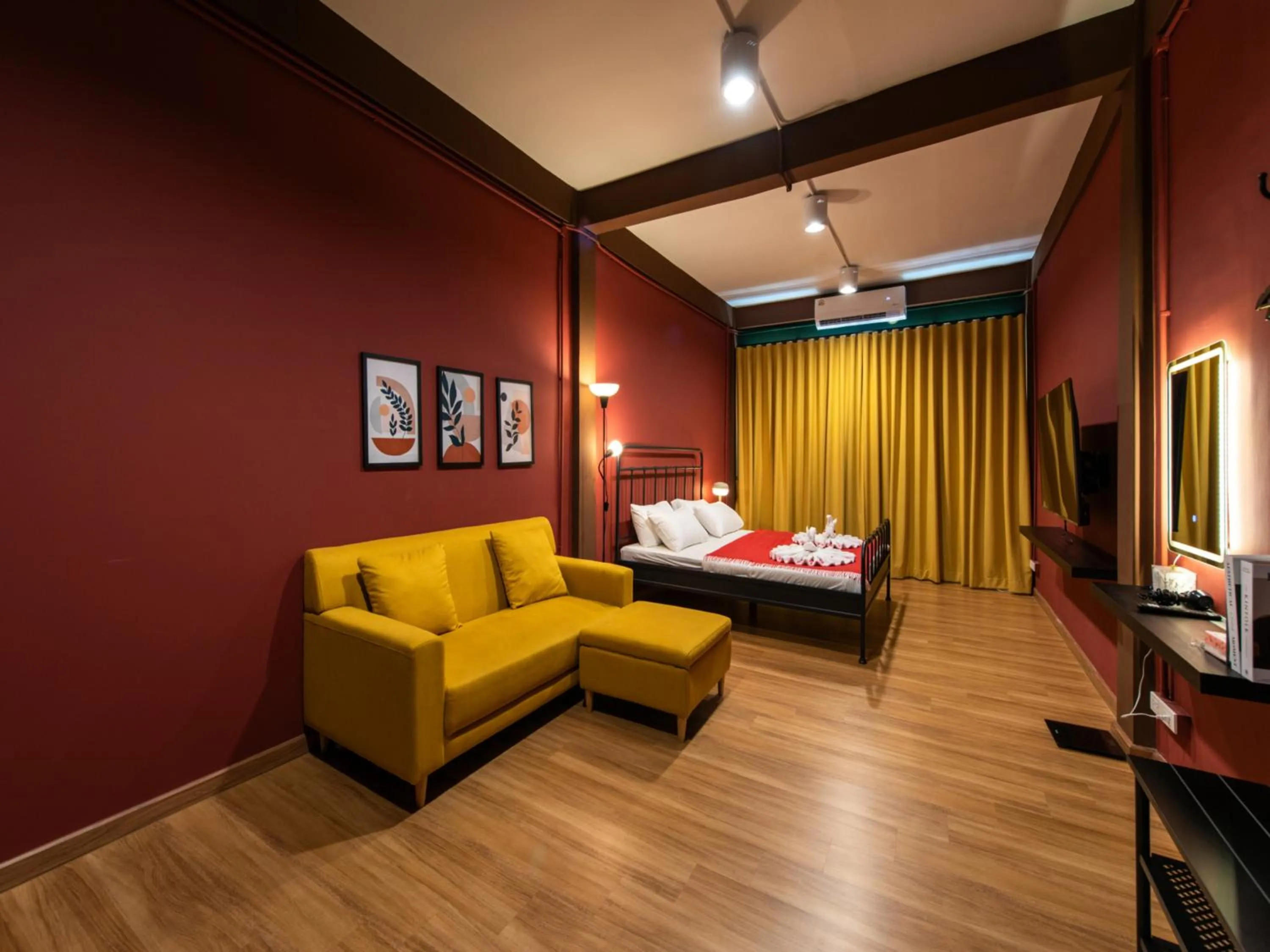 Photo of the whole room, Bed in The City Yaowarat