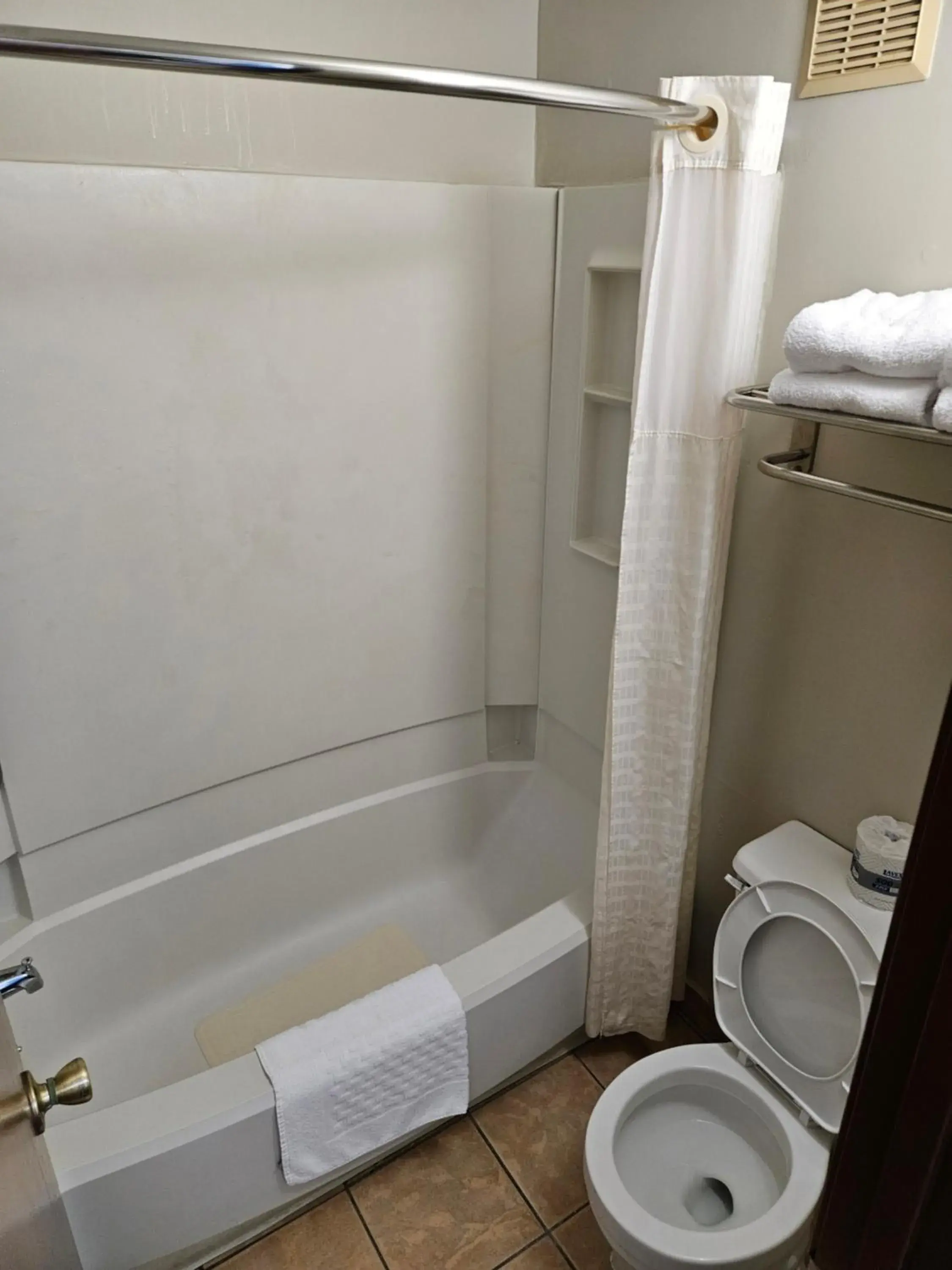 Budget Double Room in Hotel Deerfield Inn & Suites Acworth Atlanta Budget Double Room in Hotel Deerfield Inn & Suites Acworth Atlanta